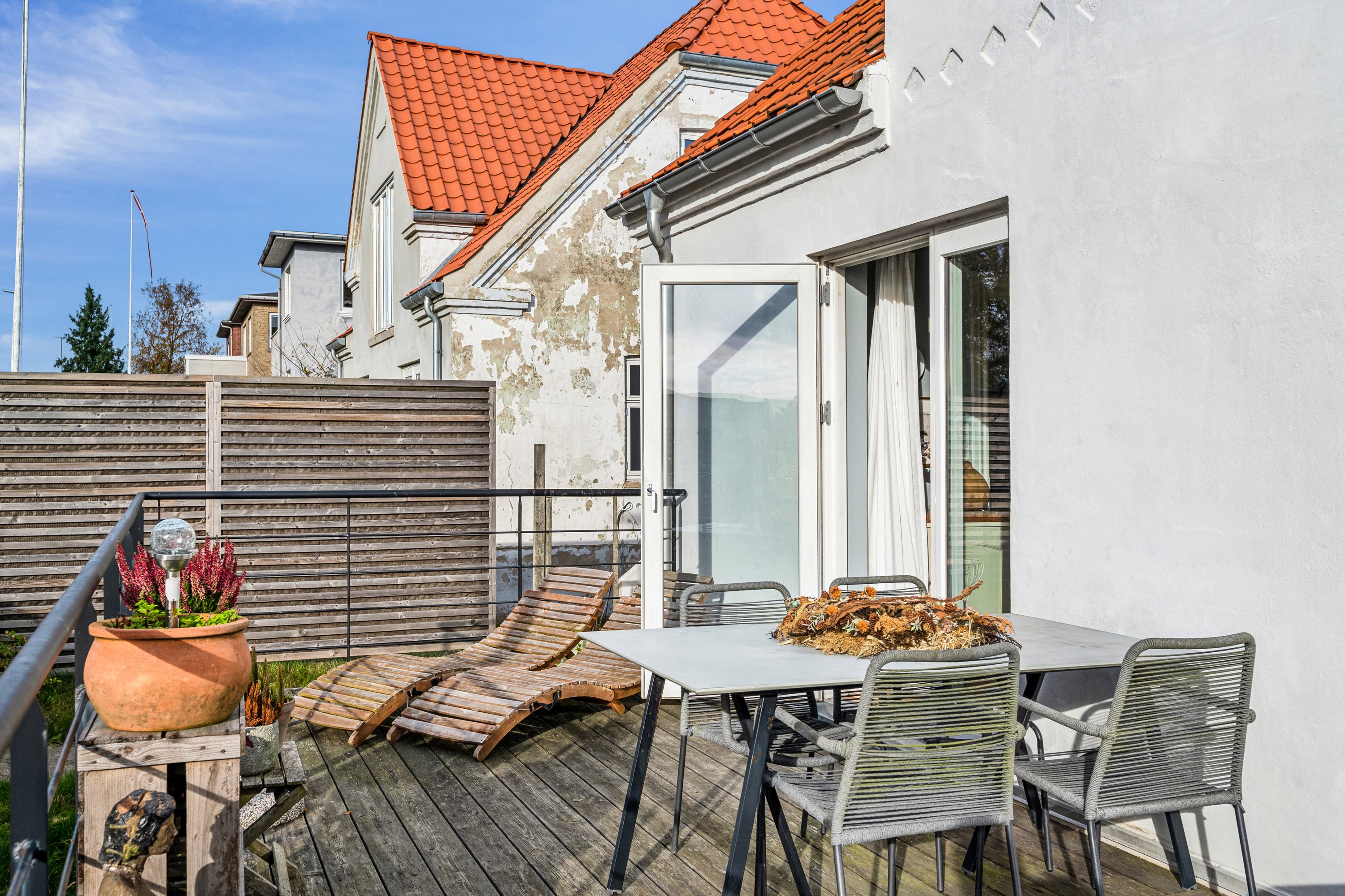 Fremhævet terrasse billede i fuldskærmstilstand. Billede af Strandgårdshøj 12, 8400 Ebeltoft