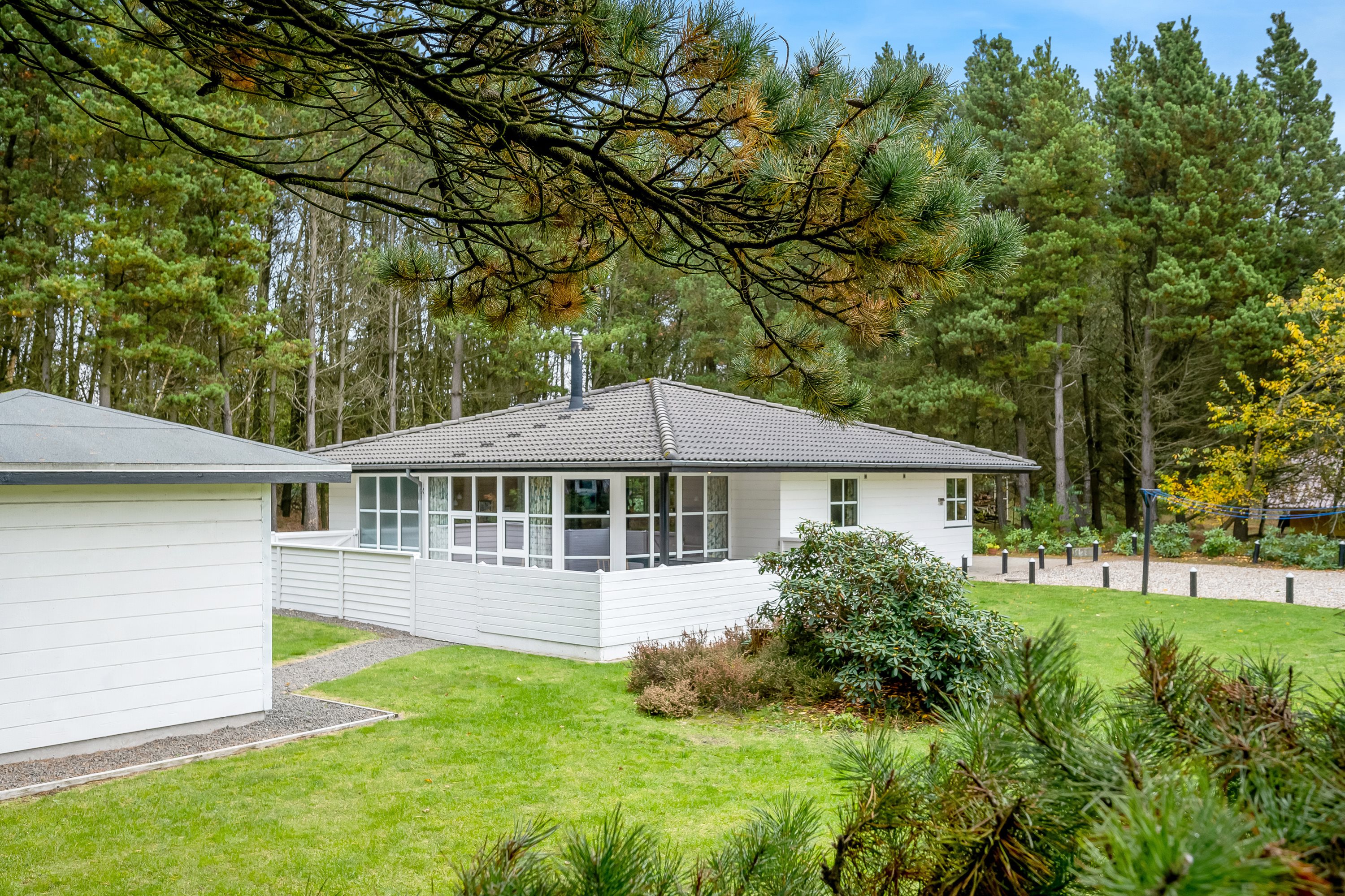 Fremhævet facade billede i fuldskærmstilstand. Billede af Skovvang 62, Lønne, 6830 Nørre Nebel