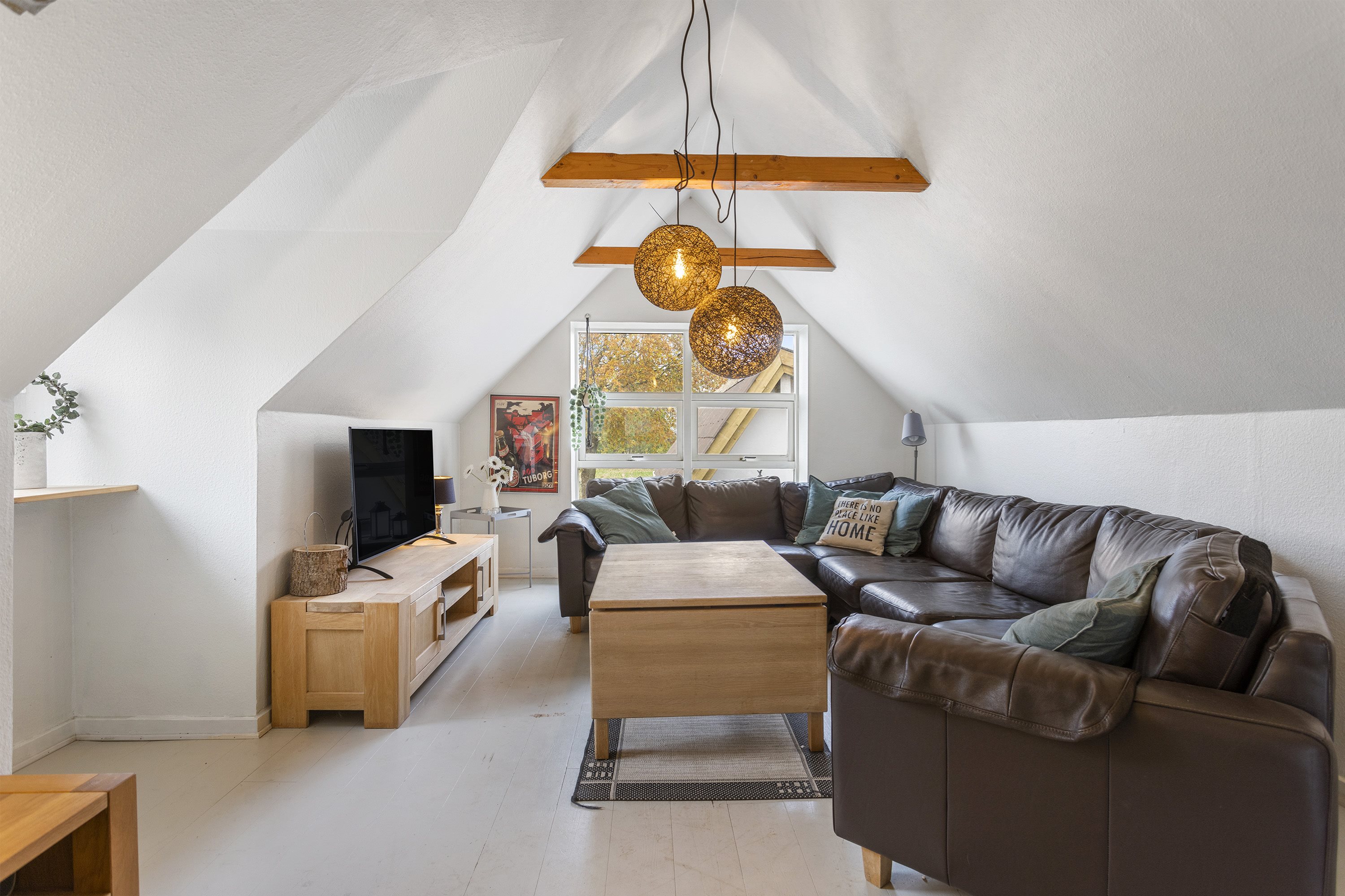 Fremhævet stue billede i fuldskærmstilstand. Billede af Fjembevej 42, 9352 Dybvad