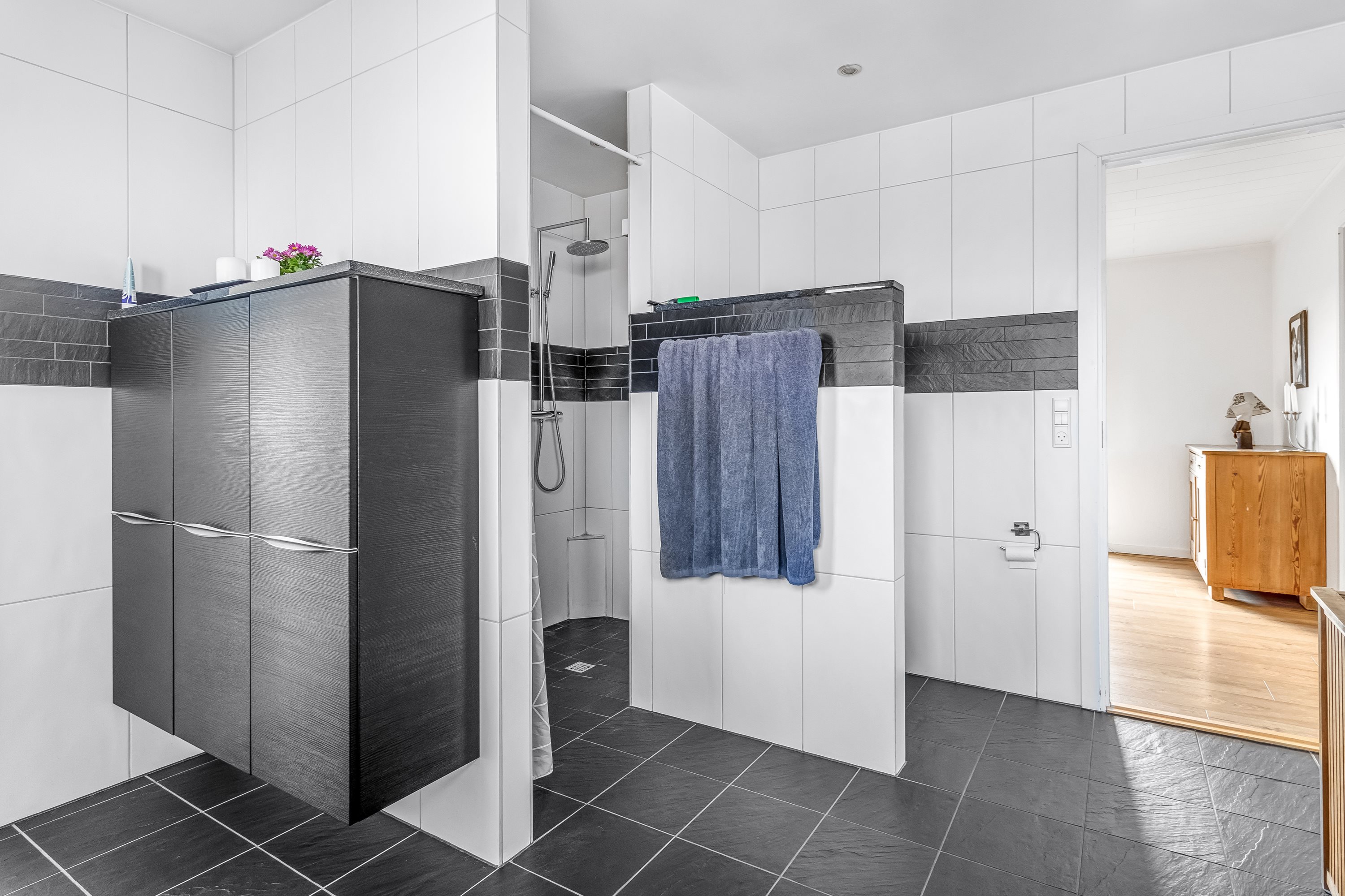 Fremhævet badeværelse billede i fuldskærmstilstand. Billede af Egerntoften 14, Egebæk, 6760 Ribe