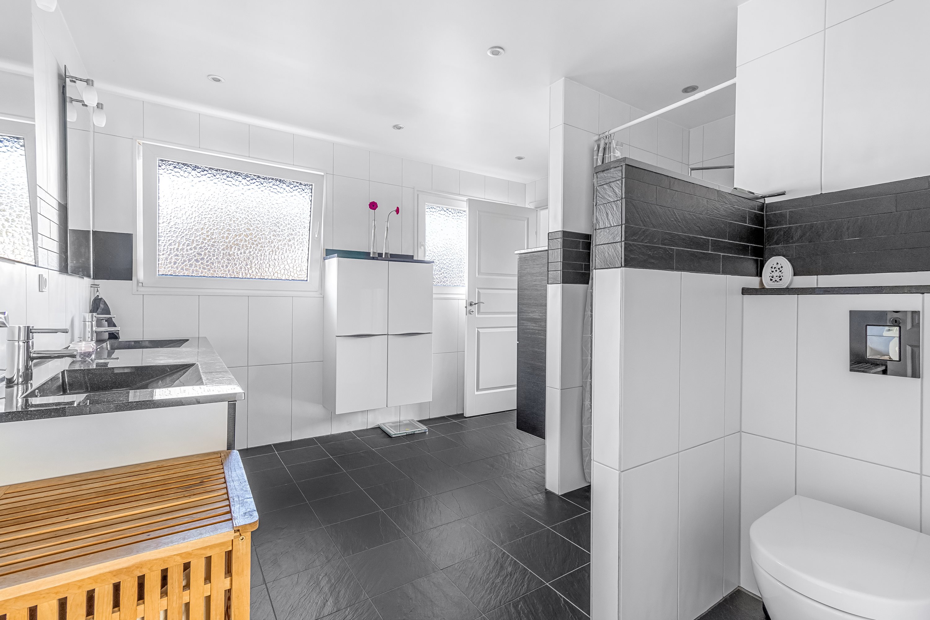 Fremhævet badeværelse billede i fuldskærmstilstand. Billede af Egerntoften 14, Egebæk, 6760 Ribe