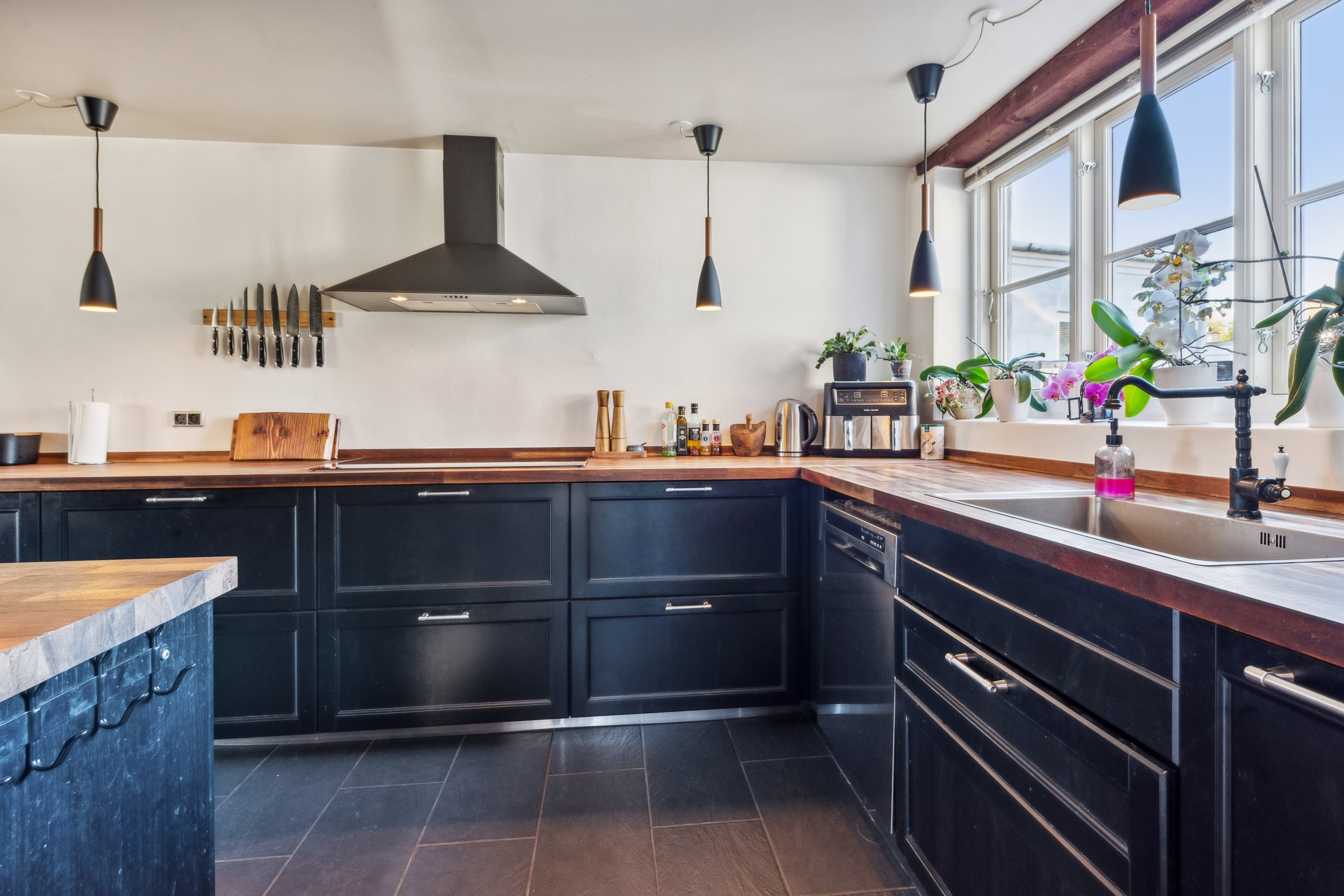 Fremhævet køkken billede i fuldskærmstilstand. Billede af Munkegårdsvej 27, 3490 Kvistgård