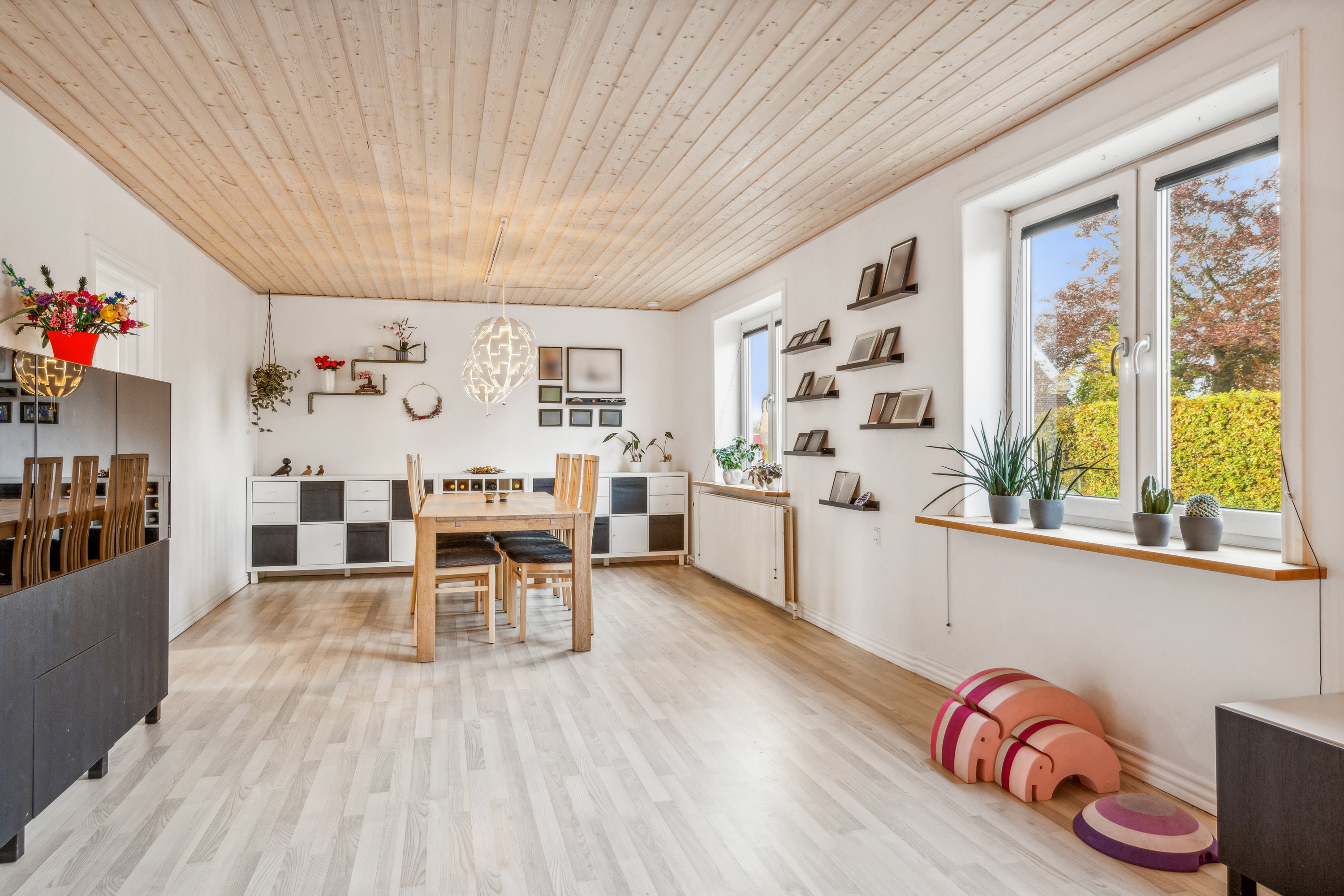 Fremhævet stue billede i fuldskærmstilstand. Billede af Skovvej 34, 9510 Arden