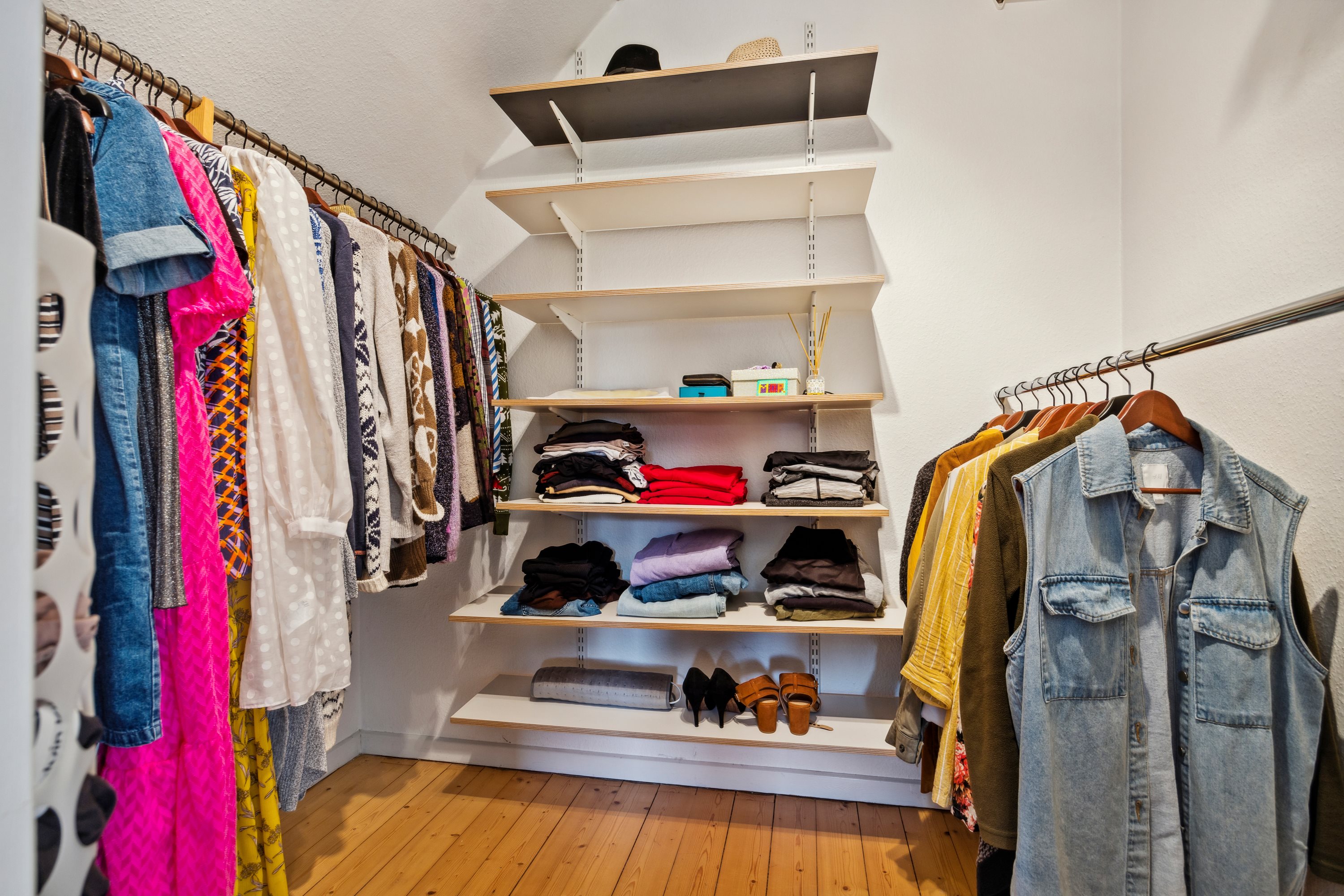 Fremhævet walkin closet billede i fuldskærmstilstand. Billede af Søndergade 56, 9493 Saltum