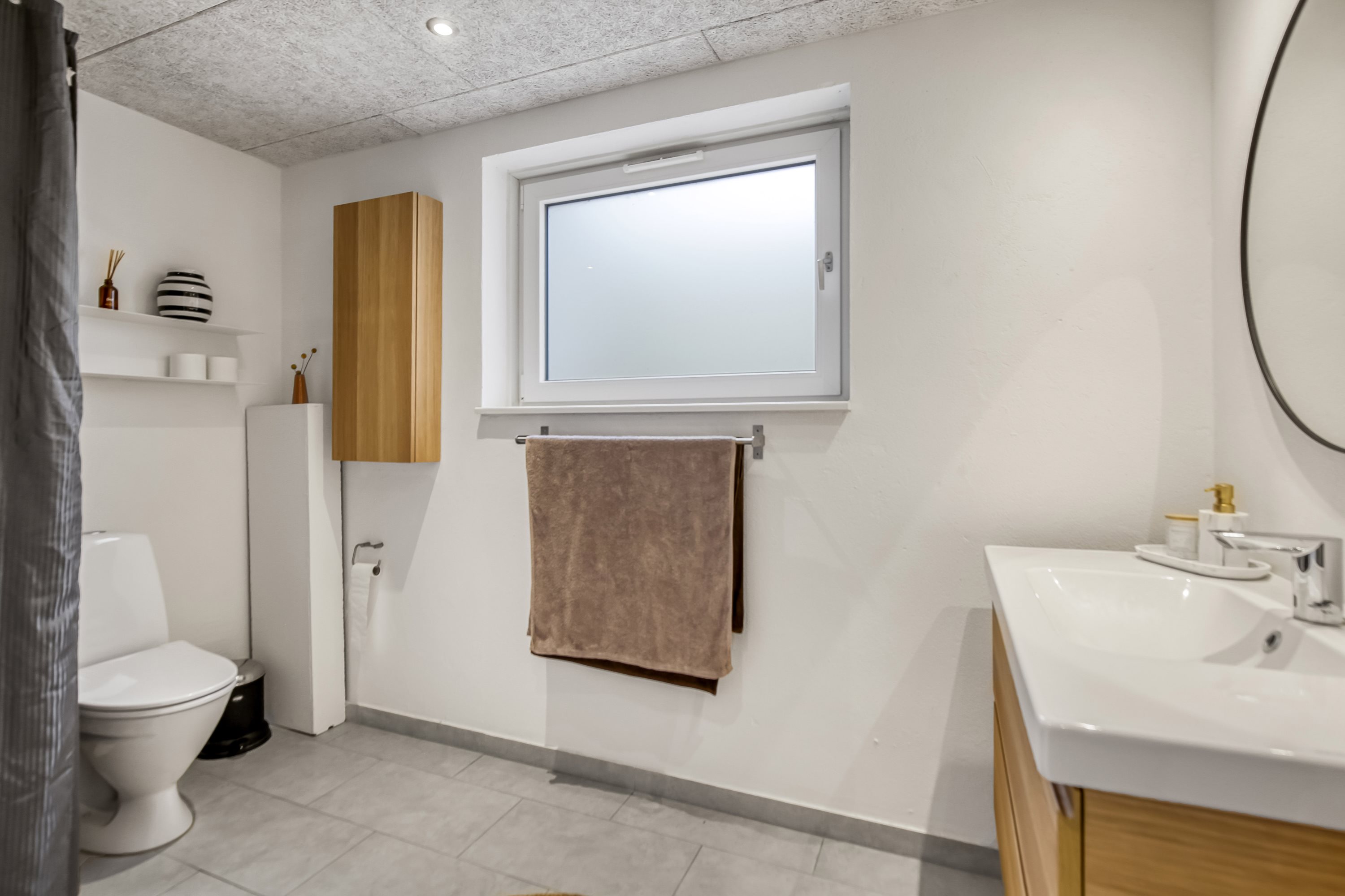 Fremhævet toilet billede i fuldskærmstilstand. Billede af Æblevej 6, Ugelbølle, 8410 Rønde