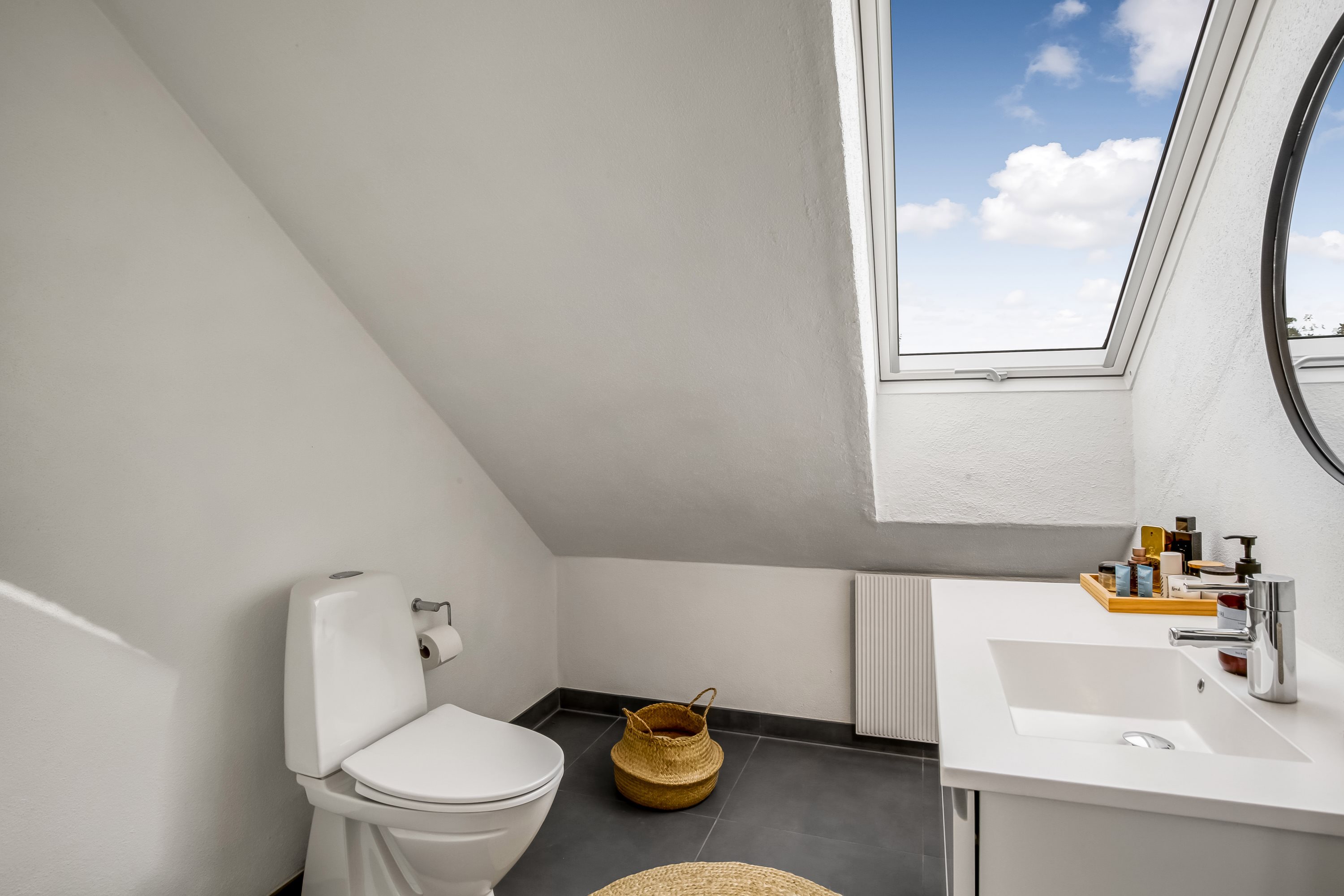 Fremhævet toilet billede i fuldskærmstilstand. Billede af Æblevej 6, Ugelbølle, 8410 Rønde