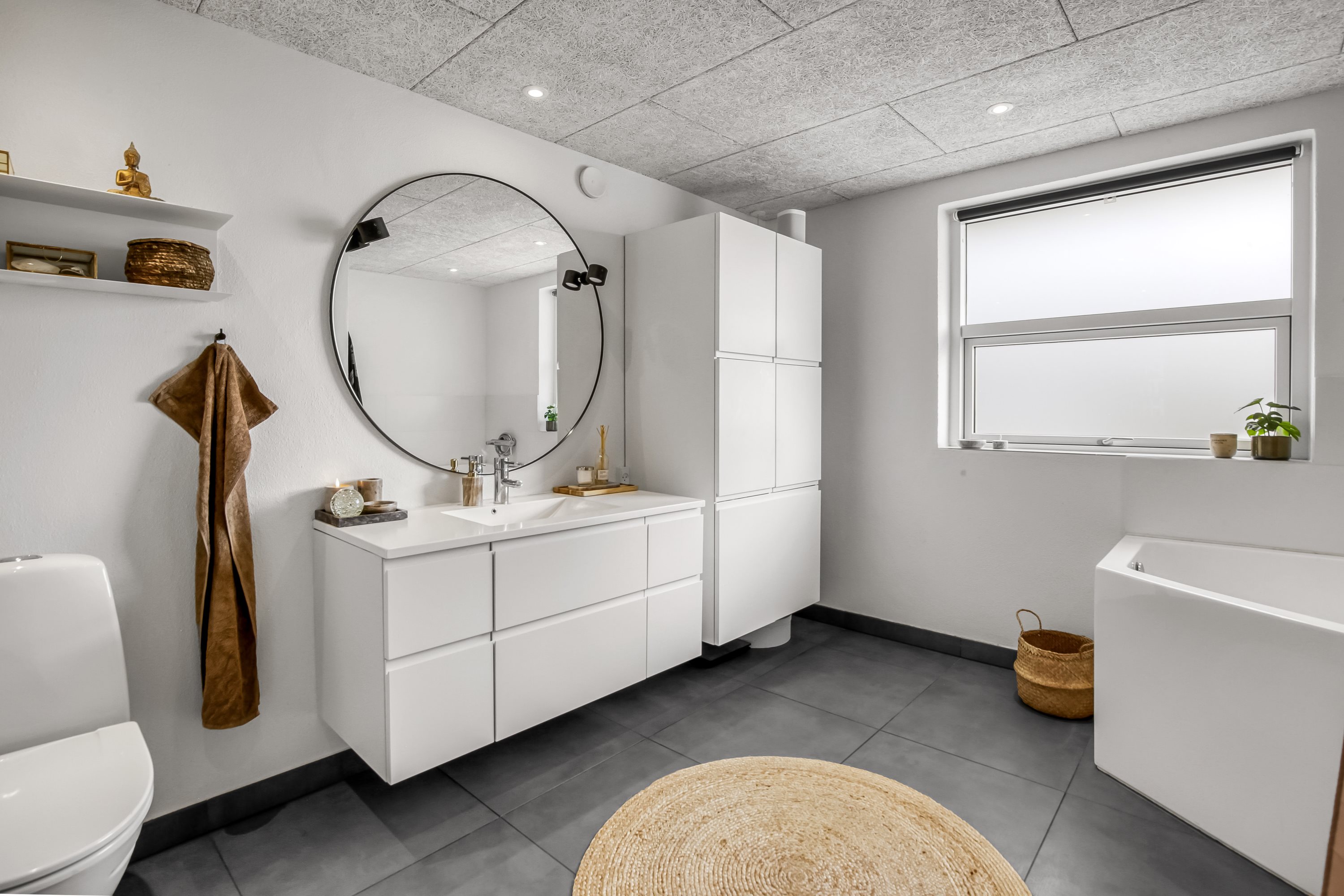 Fremhævet toilet billede i fuldskærmstilstand. Billede af Æblevej 6, Ugelbølle, 8410 Rønde