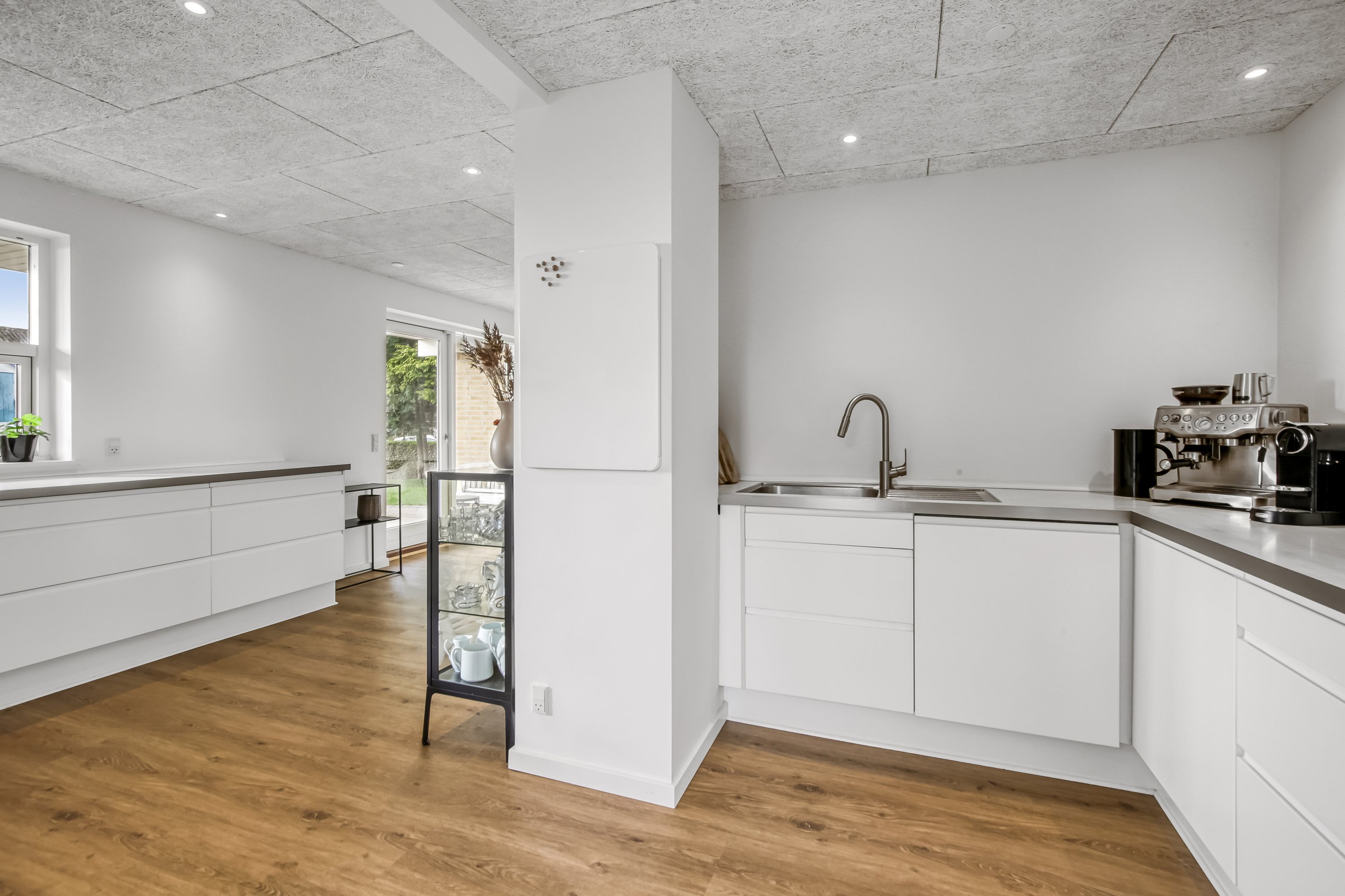 Fremhævet køkken billede i fuldskærmstilstand. Billede af Æblevej 6, Ugelbølle, 8410 Rønde