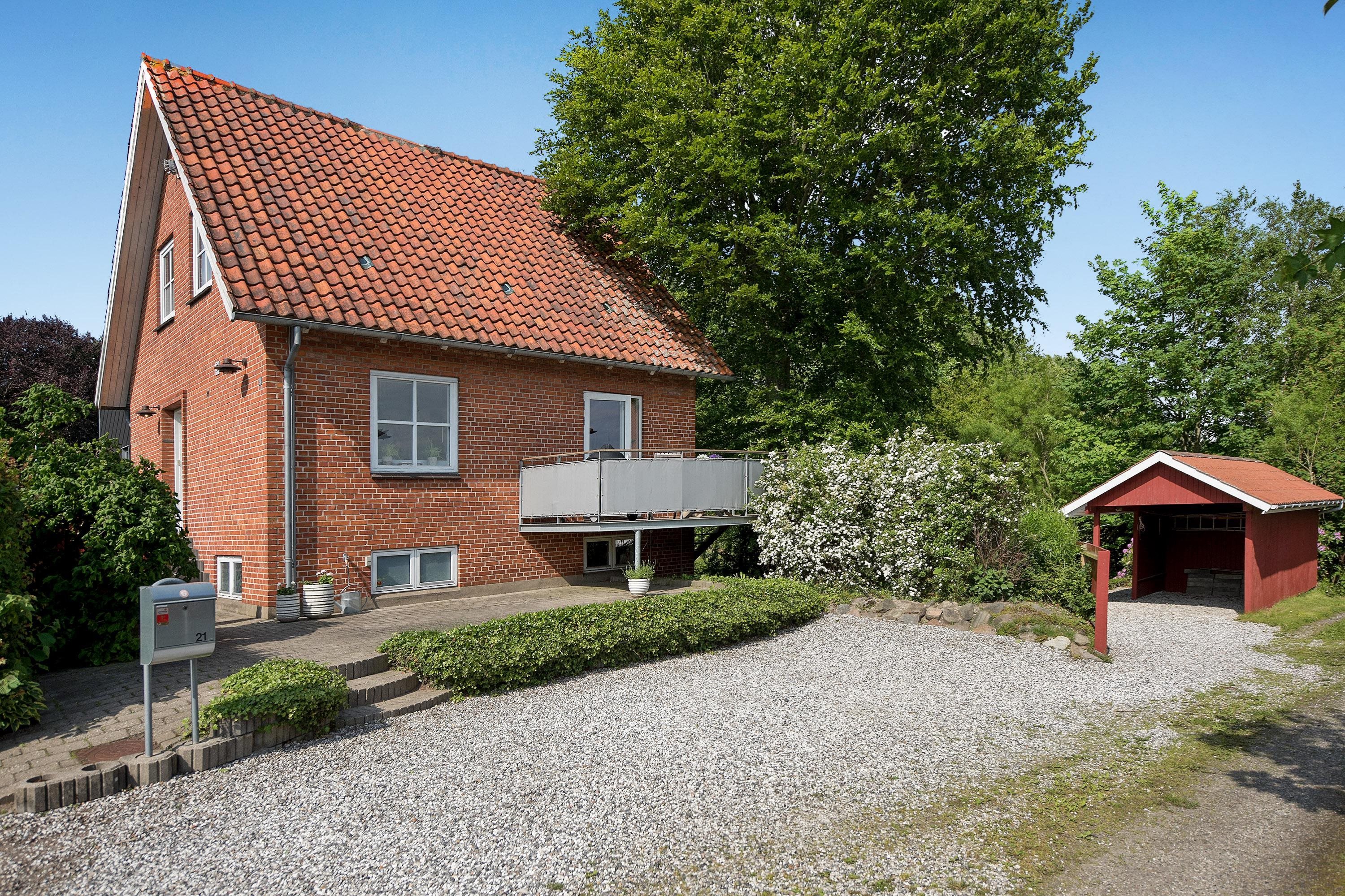 Fremhævet set fra vejen billede i fuldskærmstilstand. Billede af Møllevænget 21, 9870 Sindal