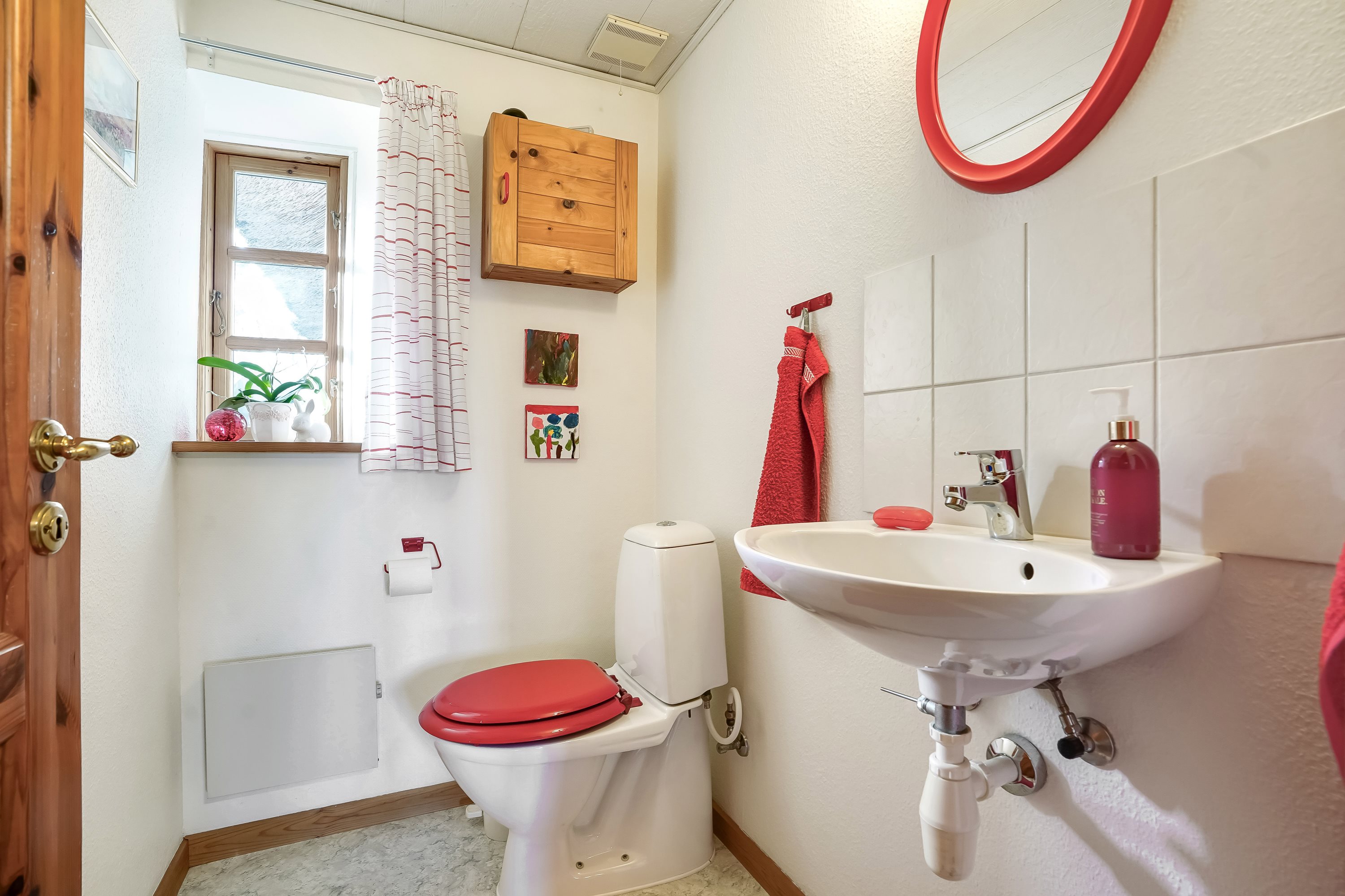 Fremhævet toilet billede i fuldskærmstilstand. Billede af Præstevej 10, Langskov, 7160 Tørring