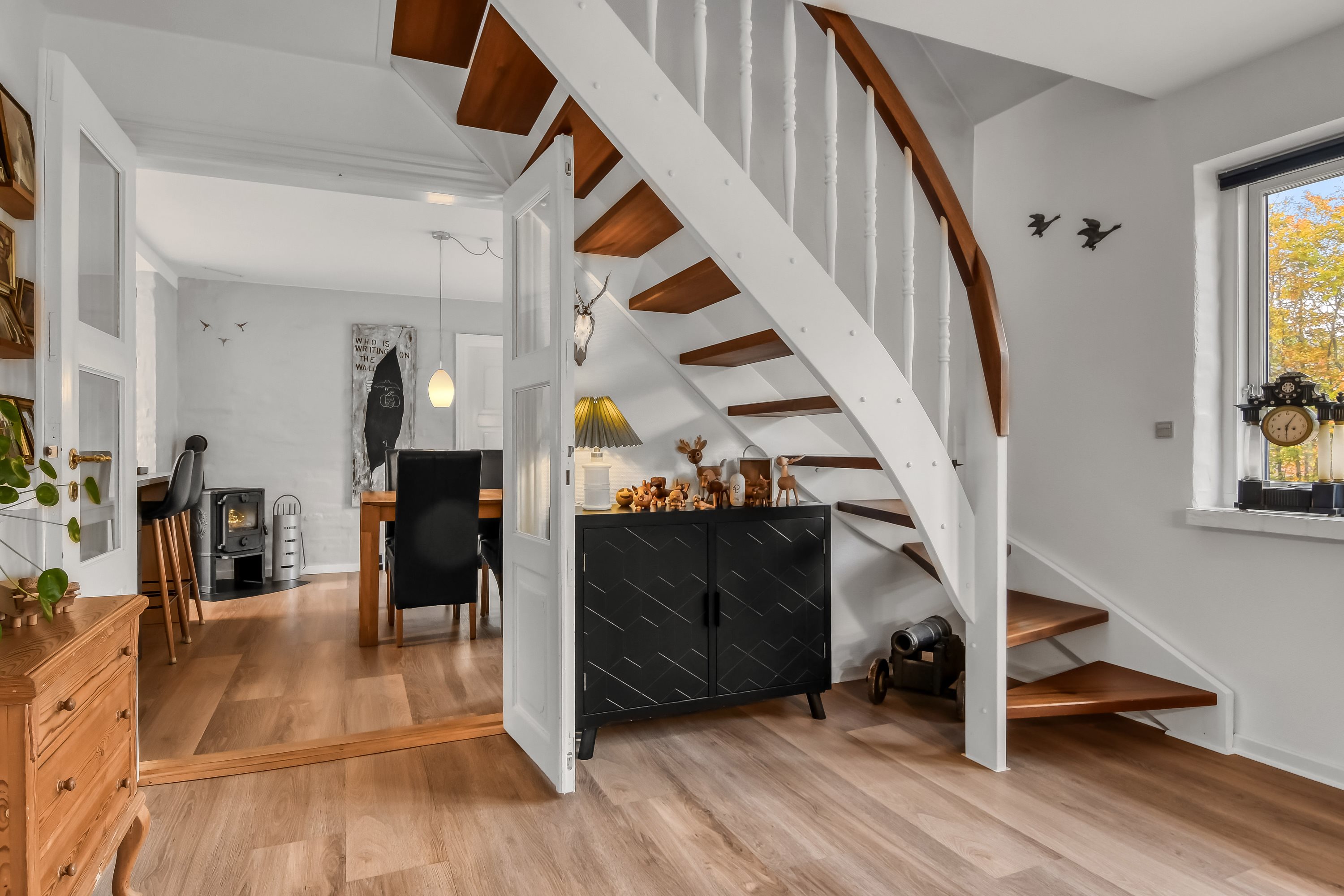 Fremhævet stue billede i fuldskærmstilstand. Billede af Lindeborgvej 18, 7560 Hjerm