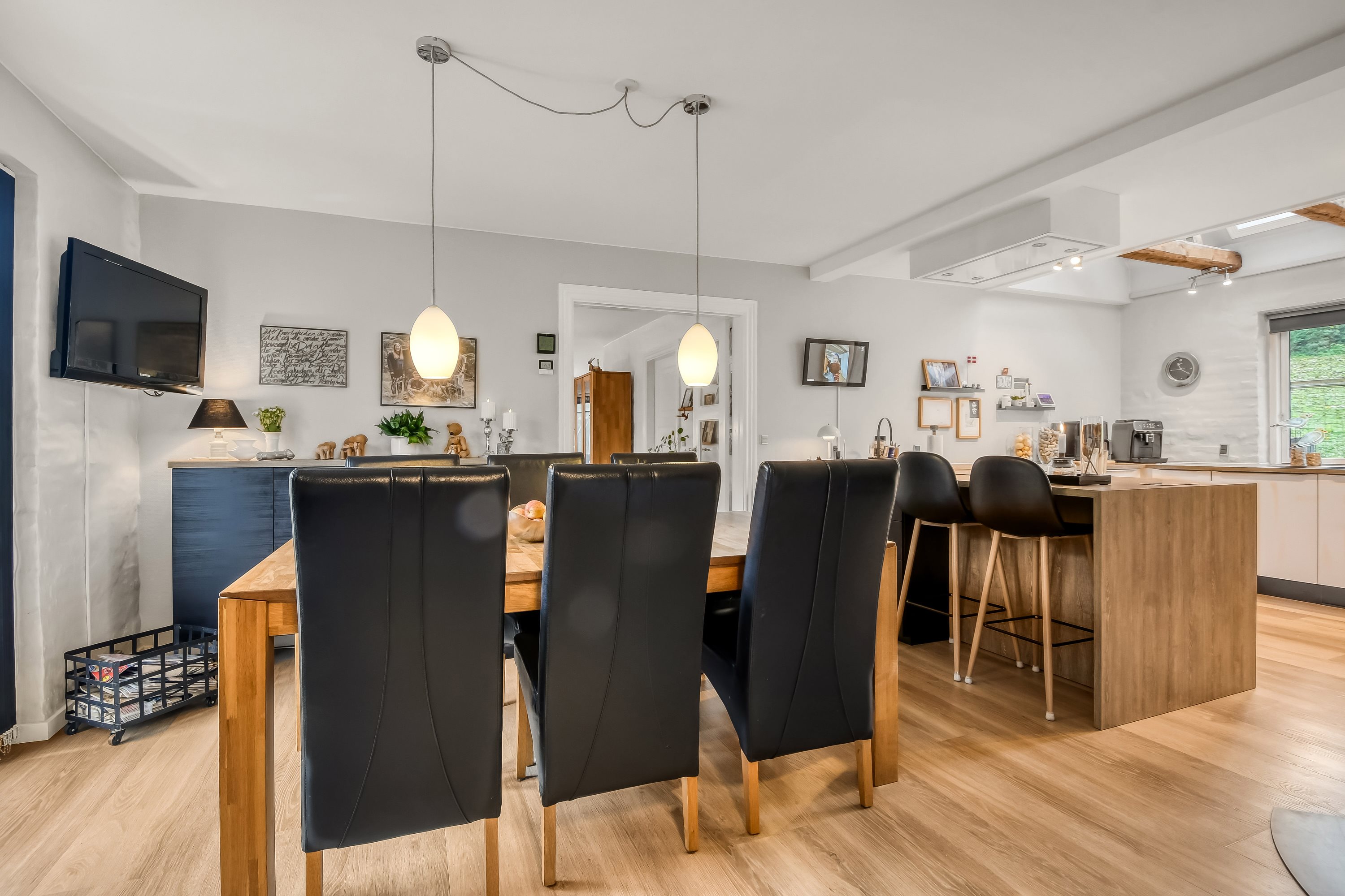 Fremhævet stue billede i fuldskærmstilstand. Billede af Lindeborgvej 18, 7560 Hjerm