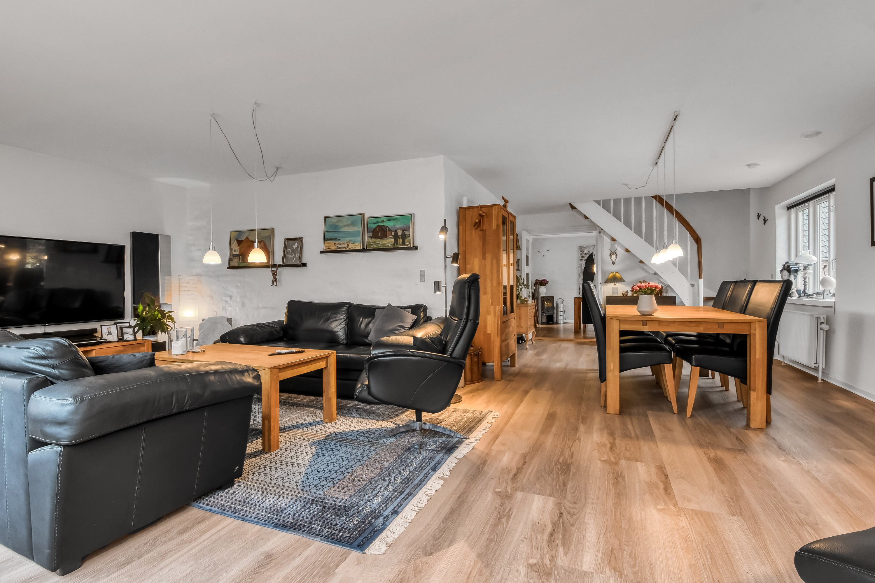 Fremhævet stue billede i fuldskærmstilstand. Billede af Lindeborgvej 18, 7560 Hjerm