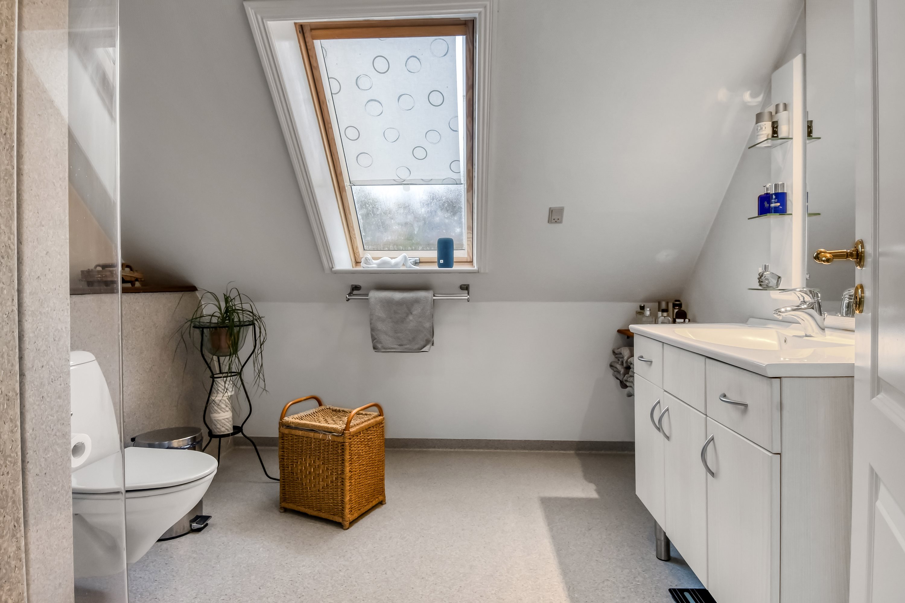 Fremhævet toilet billede i fuldskærmstilstand. Billede af Lindeborgvej 18, 7560 Hjerm