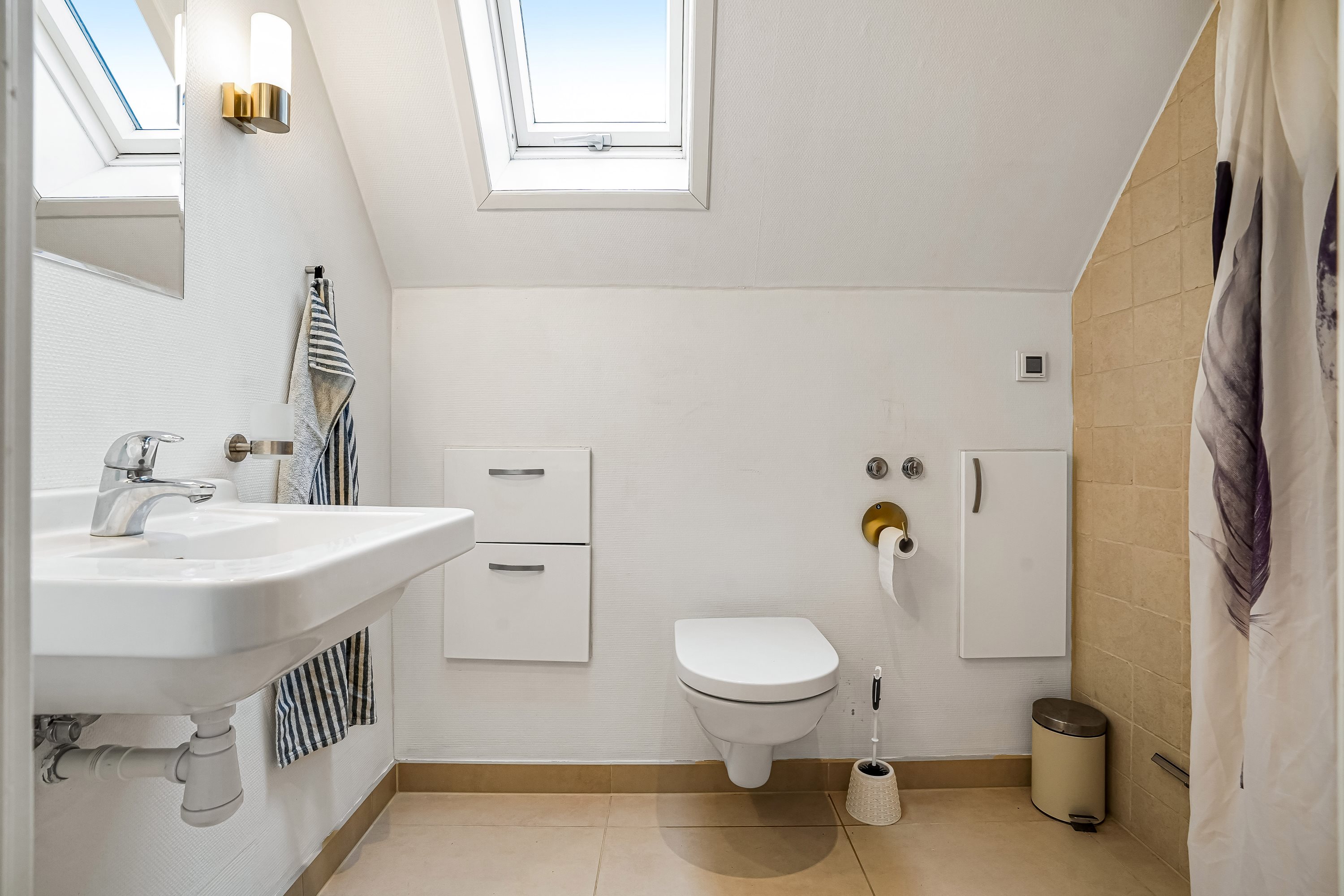 Fremhævet toilet billede i fuldskærmstilstand. Billede af Ådalvej 33, Ådal, 7300 Jelling