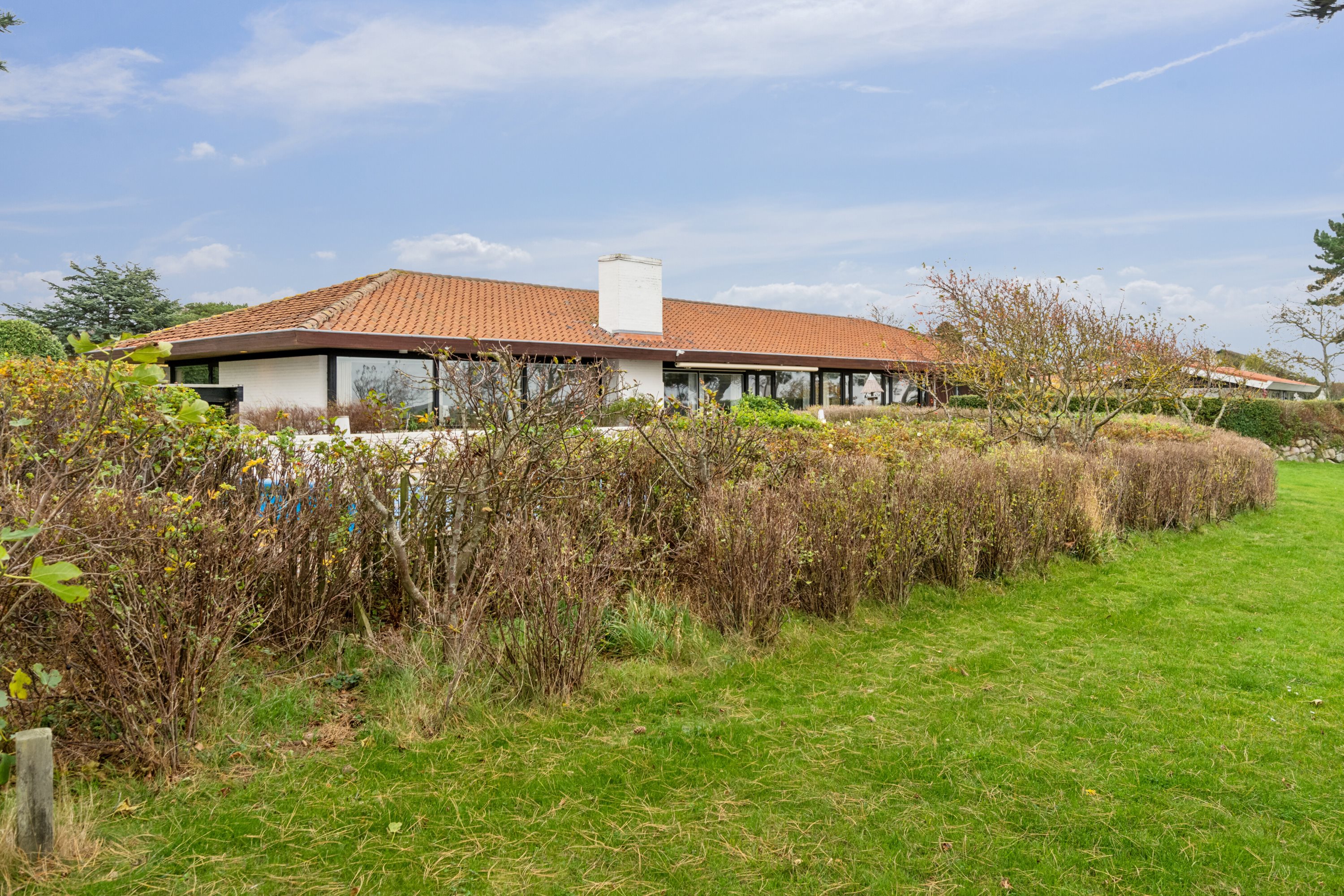 Fremhævet set fra haven billede i fuldskærmstilstand. Billede af Strandbakken 17, 4400 Kalundborg