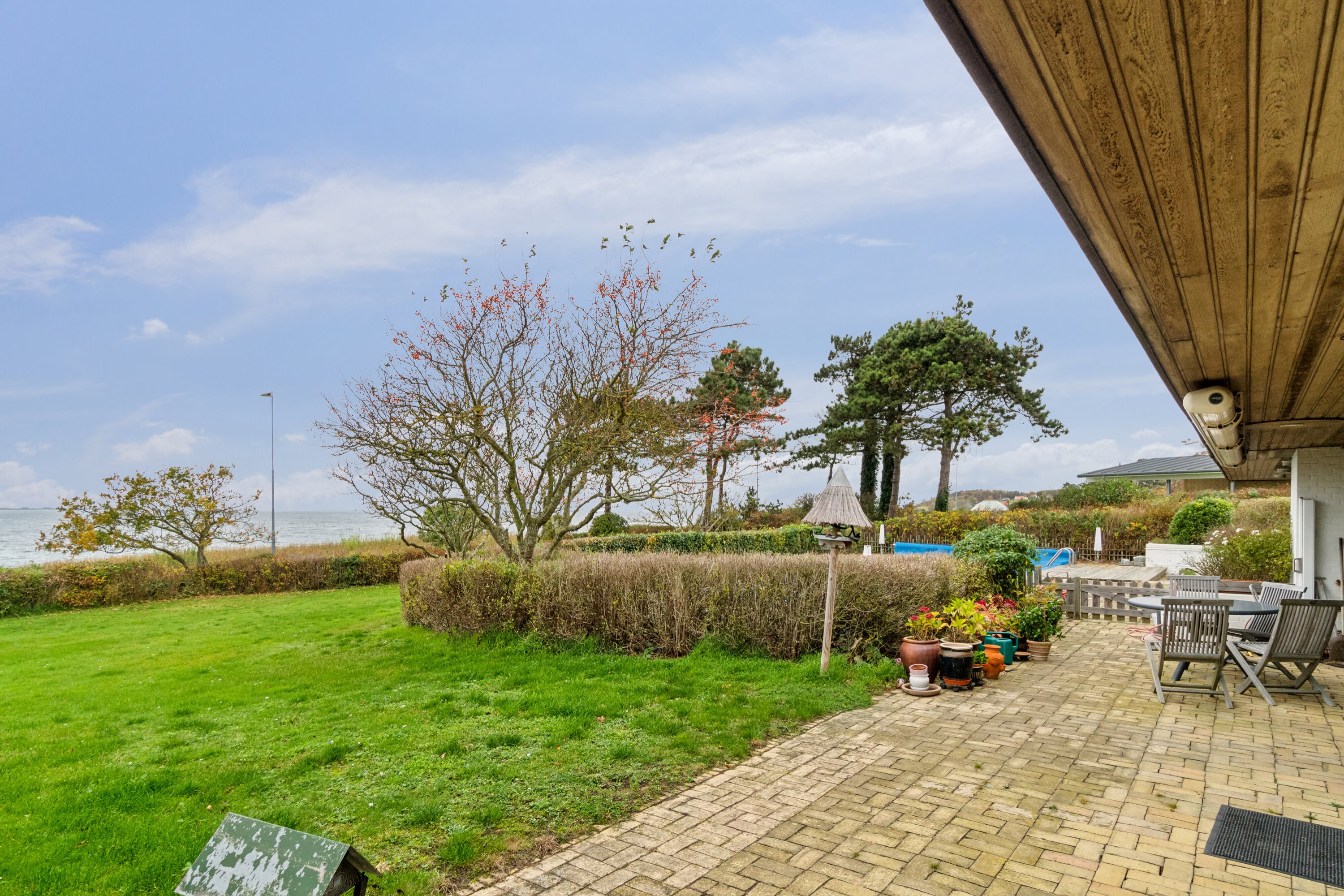 Fremhævet set fra haven billede i fuldskærmstilstand. Billede af Strandbakken 17, 4400 Kalundborg