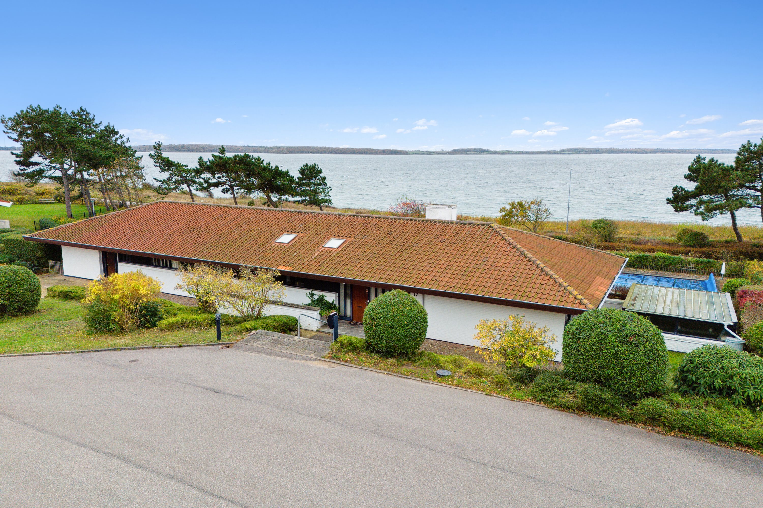 Fremhævet set fra vejen billede i fuldskærmstilstand. Billede af Strandbakken 17, 4400 Kalundborg