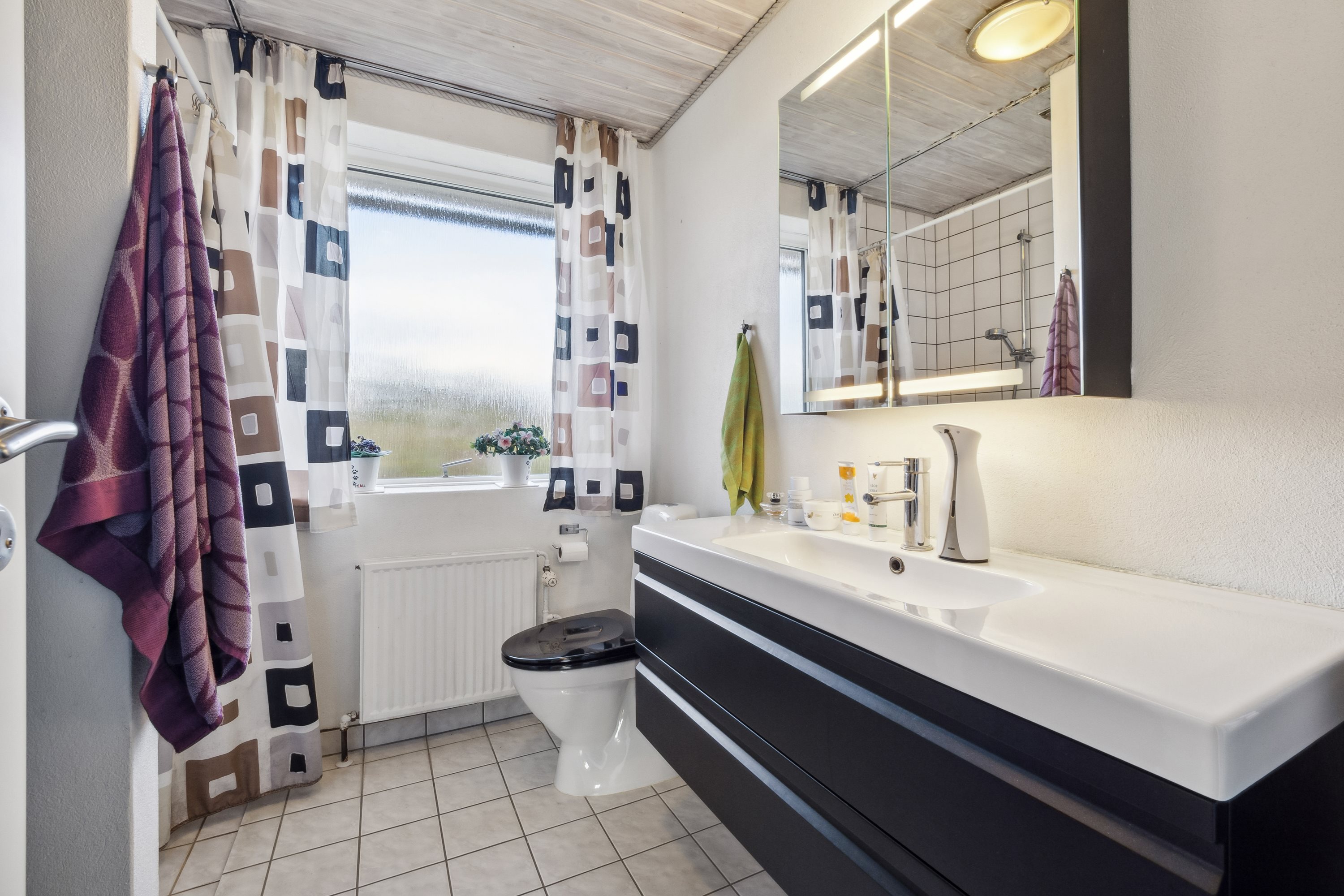 Fremhævet badeværelse billede i fuldskærmstilstand. Billede af T. O. R. Skole Vej 64, Tæbring, 7900 Nykøbing M