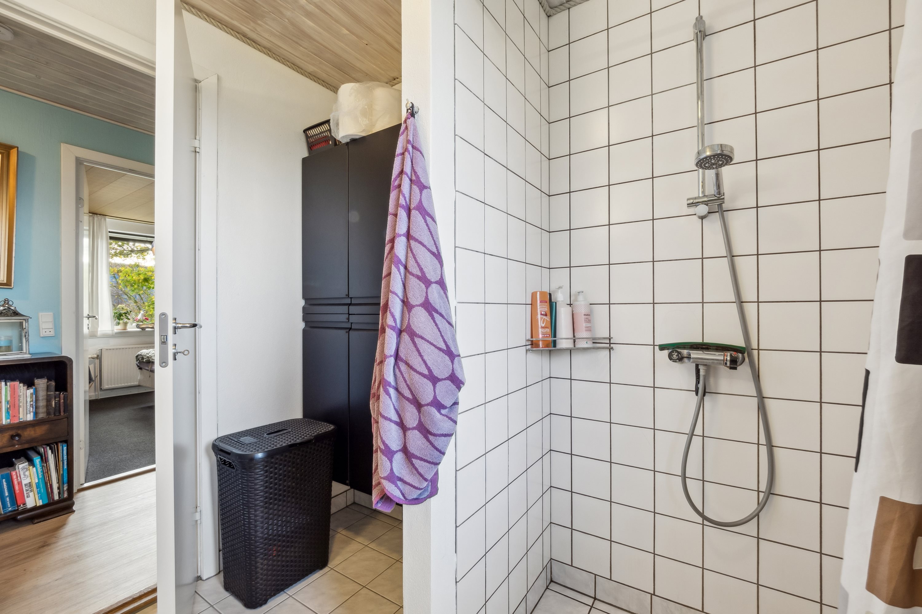 Fremhævet badeværelse billede i fuldskærmstilstand. Billede af T. O. R. Skole Vej 64, Tæbring, 7900 Nykøbing M