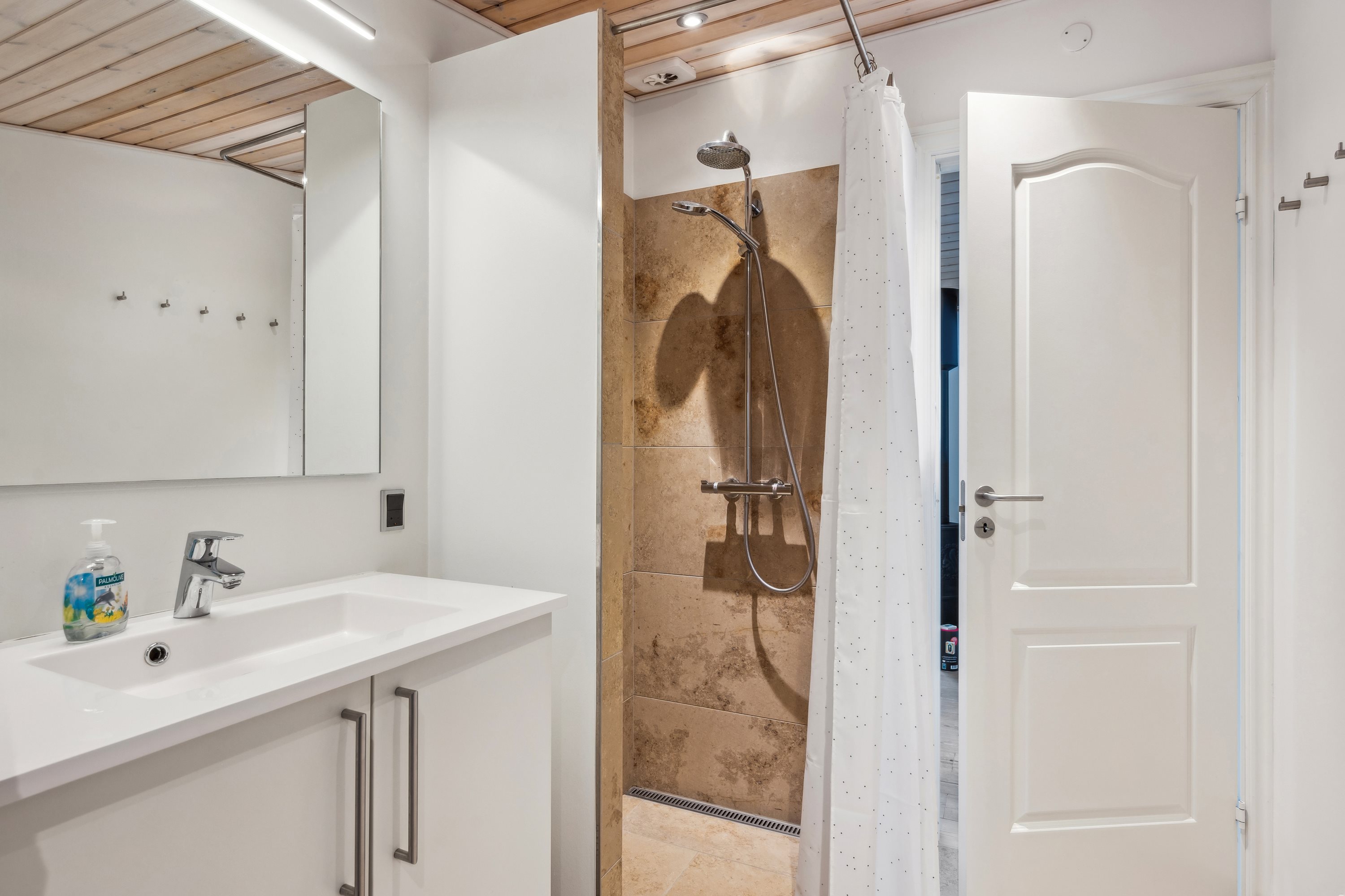 Fremhævet badeværelse billede i fuldskærmstilstand. Billede af Højbovej 16, Egsmark Strand, 8400 Ebeltoft