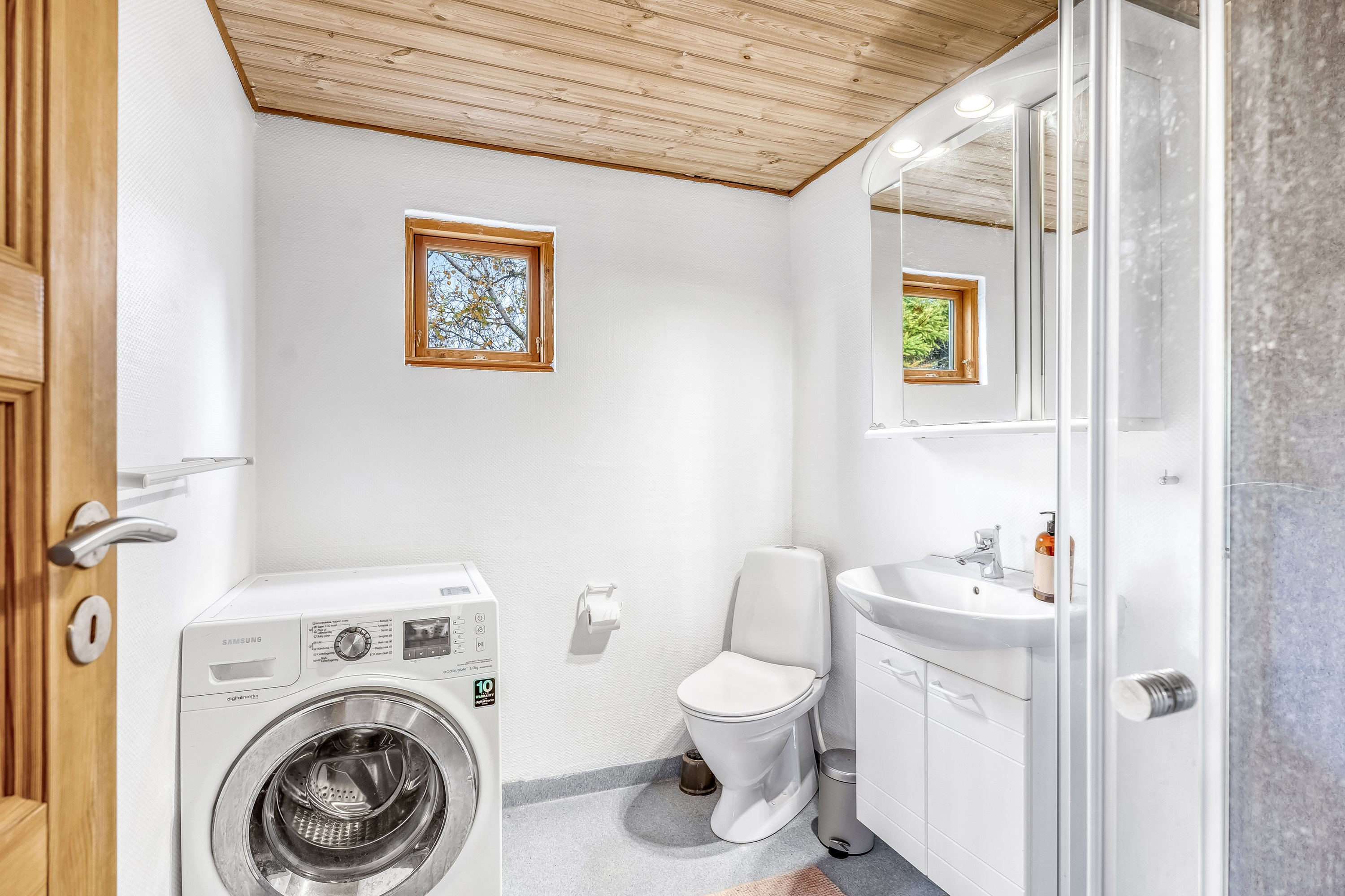 Fremhævet badeværelse billede i fuldskærmstilstand. Billede af Askø Strandvig 237, 4942 Askø