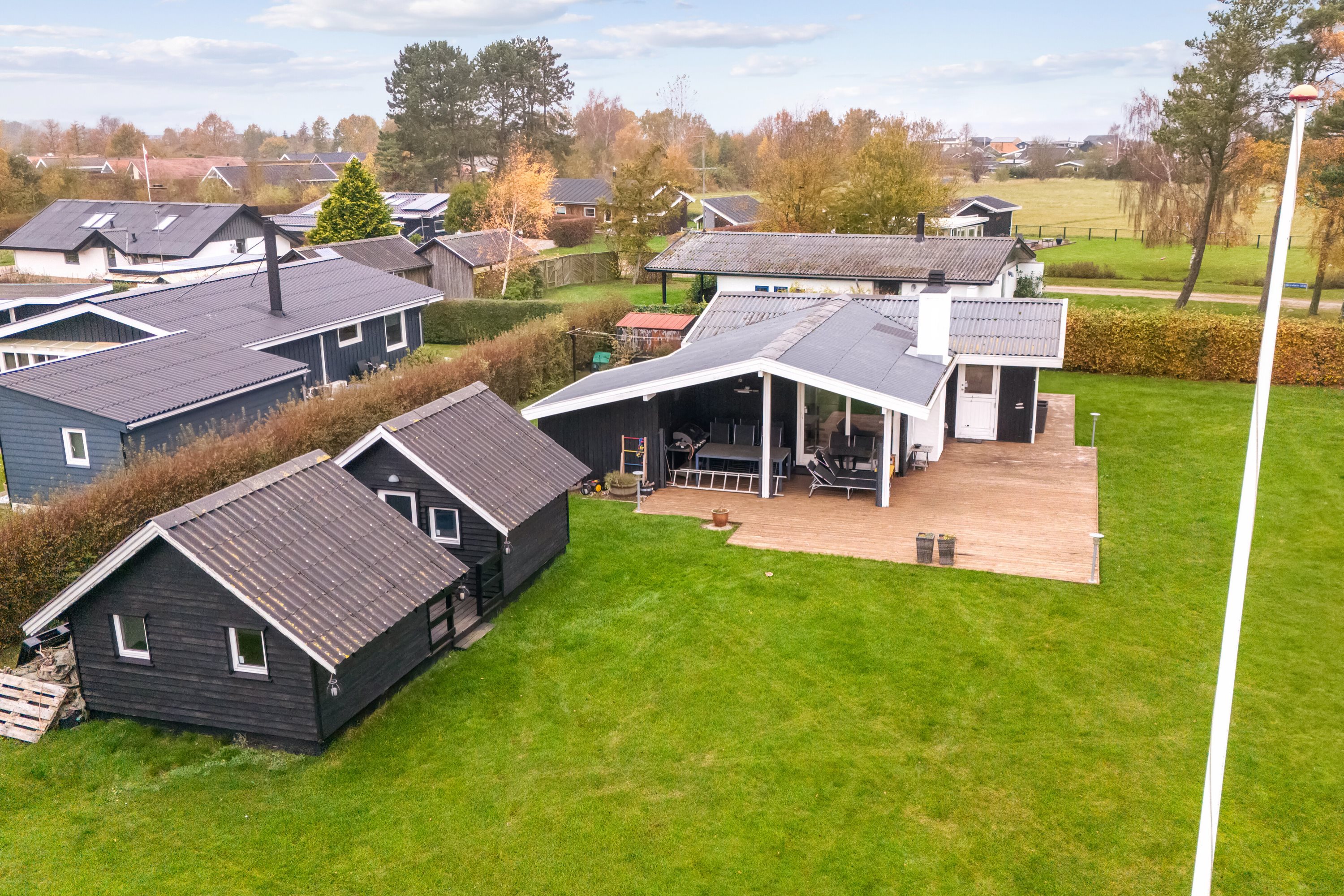 Miniaturebillede 2: set fra haven. Billede af Østparken 57, Hasmark Strand, 5450 Otterup