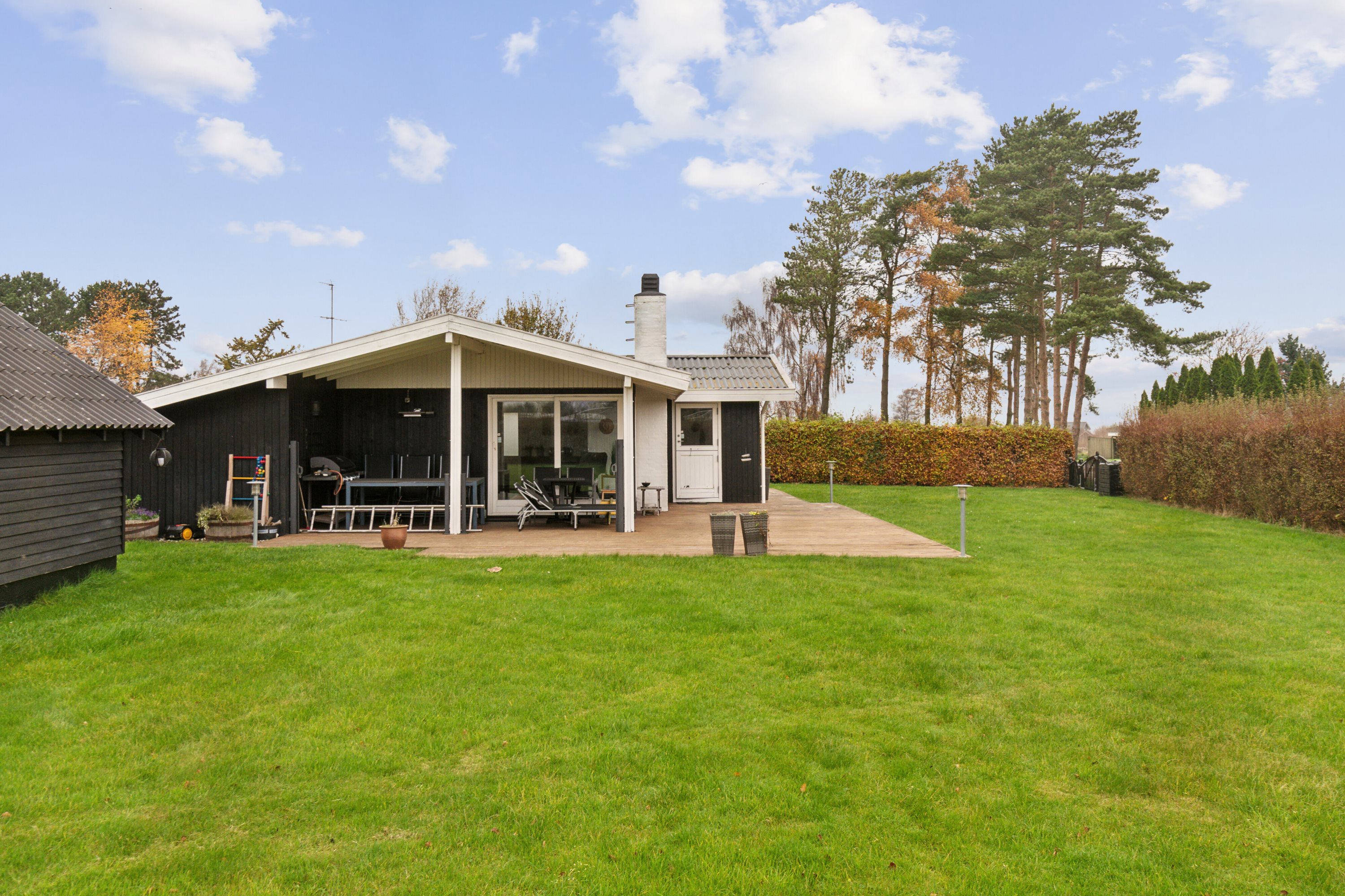 Fremhævet set fra haven billede i fuldskærmstilstand. Billede af Østparken 57, Hasmark Strand, 5450 Otterup