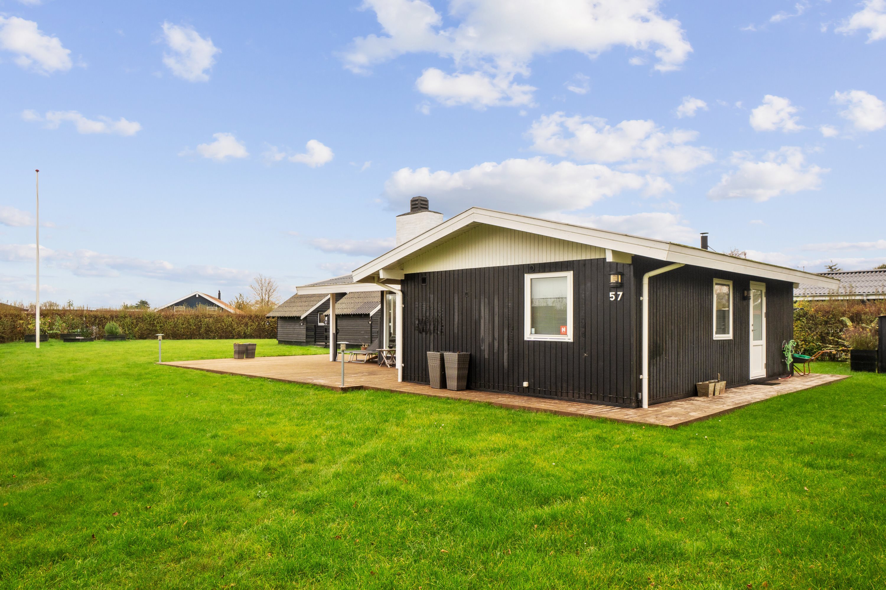 Fremhævet set fra haven billede i fuldskærmstilstand. Billede af Østparken 57, Hasmark Strand, 5450 Otterup