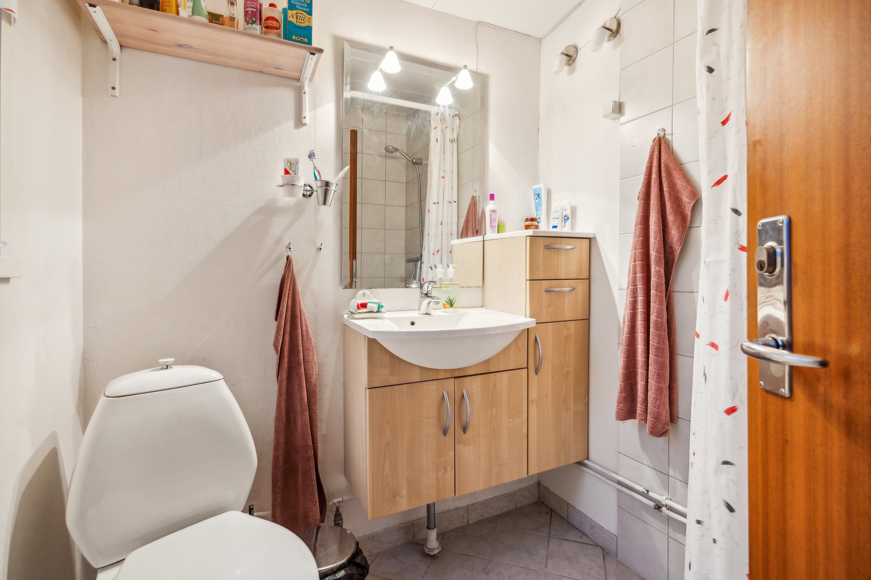 Fremhævet badeværelse billede i fuldskærmstilstand. Billede af Lille Strandgaard 7, 9370 Hals