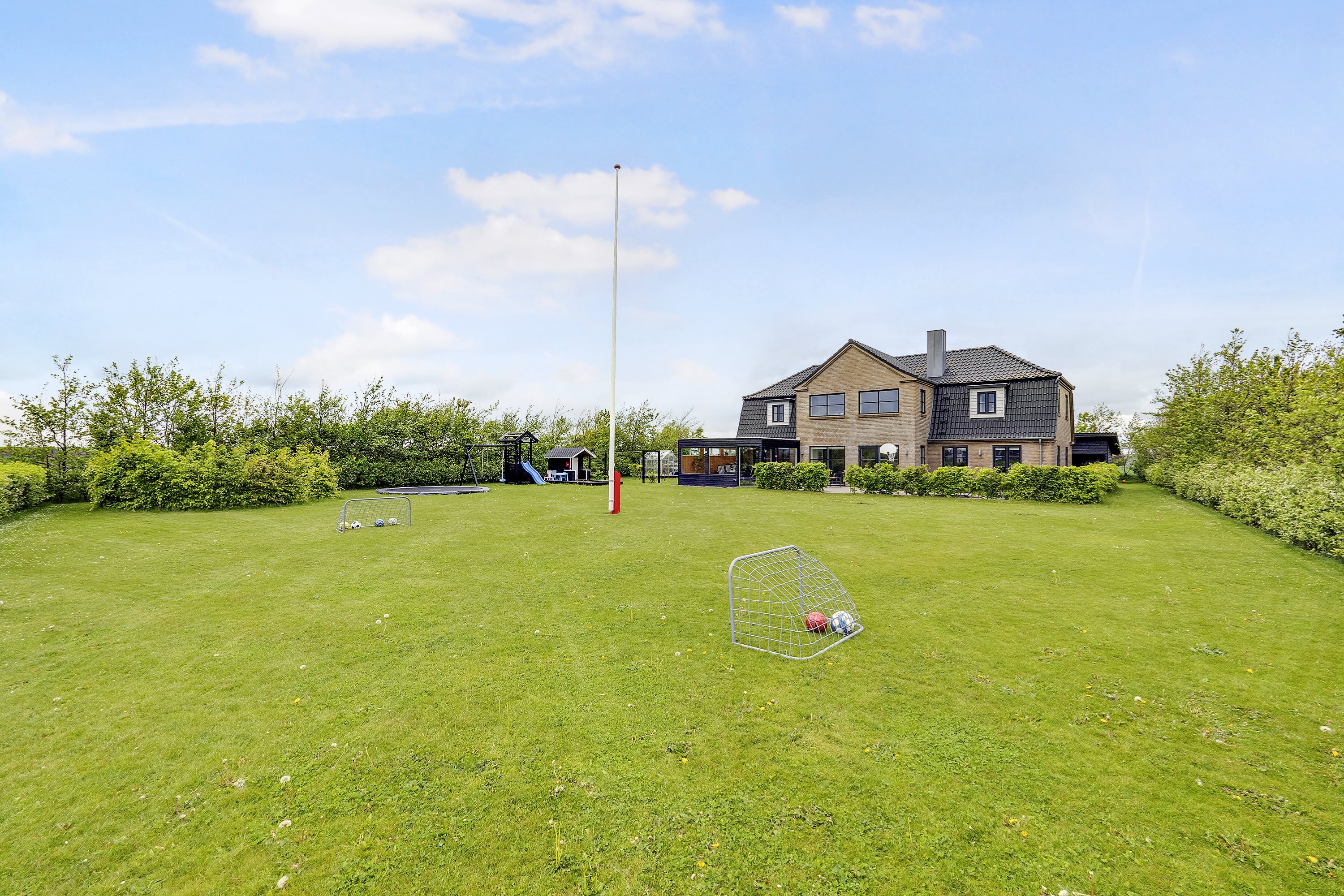 Fremhævet set fra haven billede i fuldskærmstilstand. Billede af Kjelstrupvej 12, Kjelstrup, 7700 Thisted