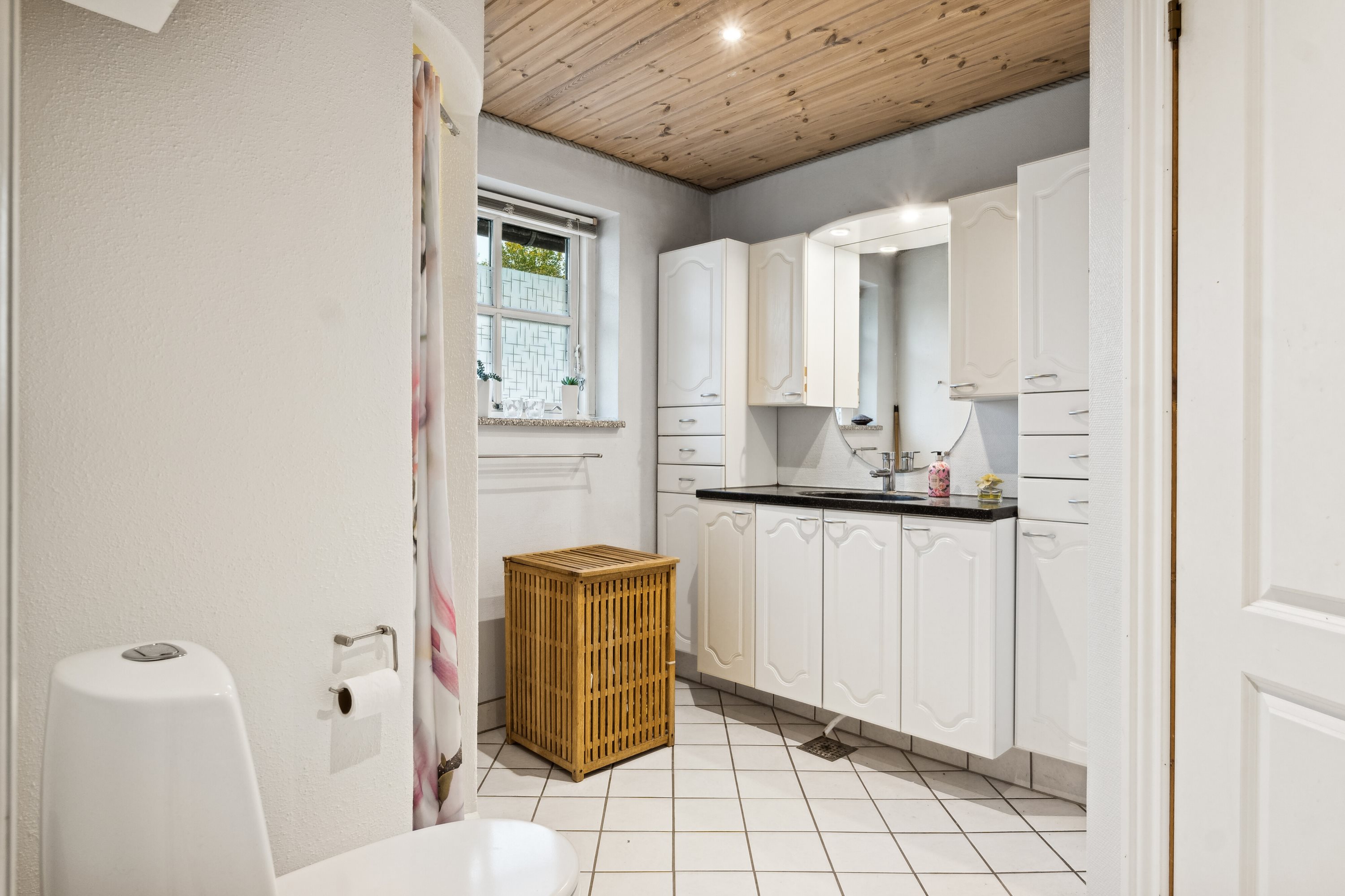 Fremhævet badeværelse billede i fuldskærmstilstand. Billede af Tømmerupvej 44, 4400 Kalundborg