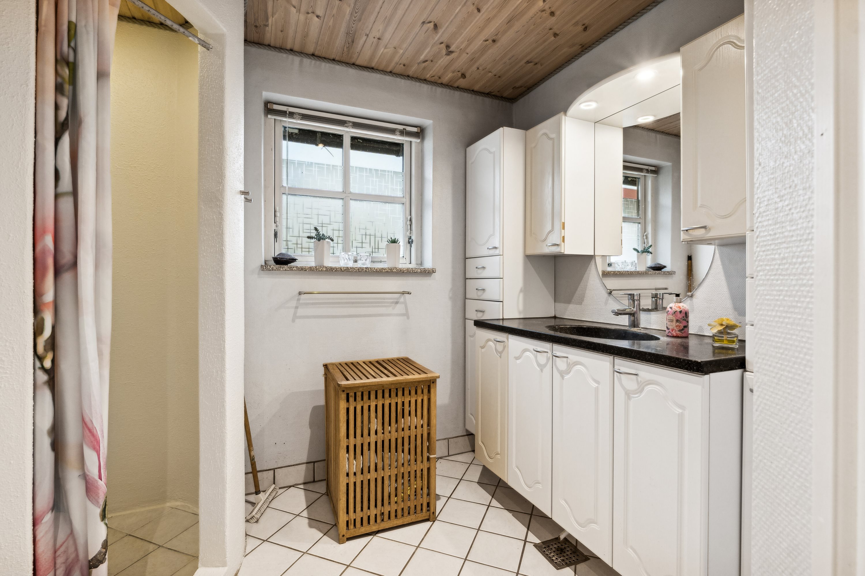 Fremhævet badeværelse billede i fuldskærmstilstand. Billede af Tømmerupvej 44, 4400 Kalundborg