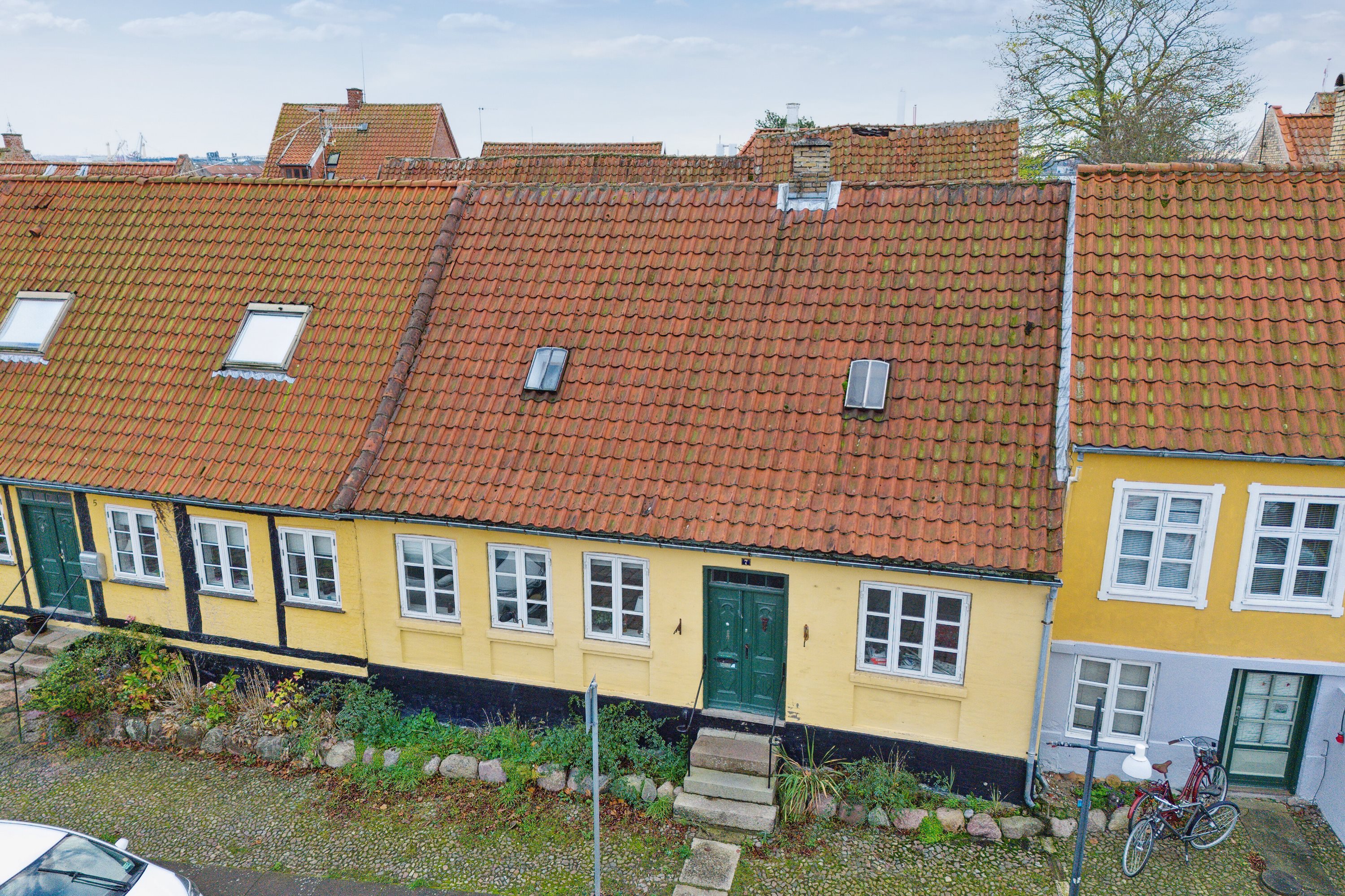 Fremhævet set fra vejen billede i fuldskærmstilstand. Billede af Adelgade 7, 4400 Kalundborg