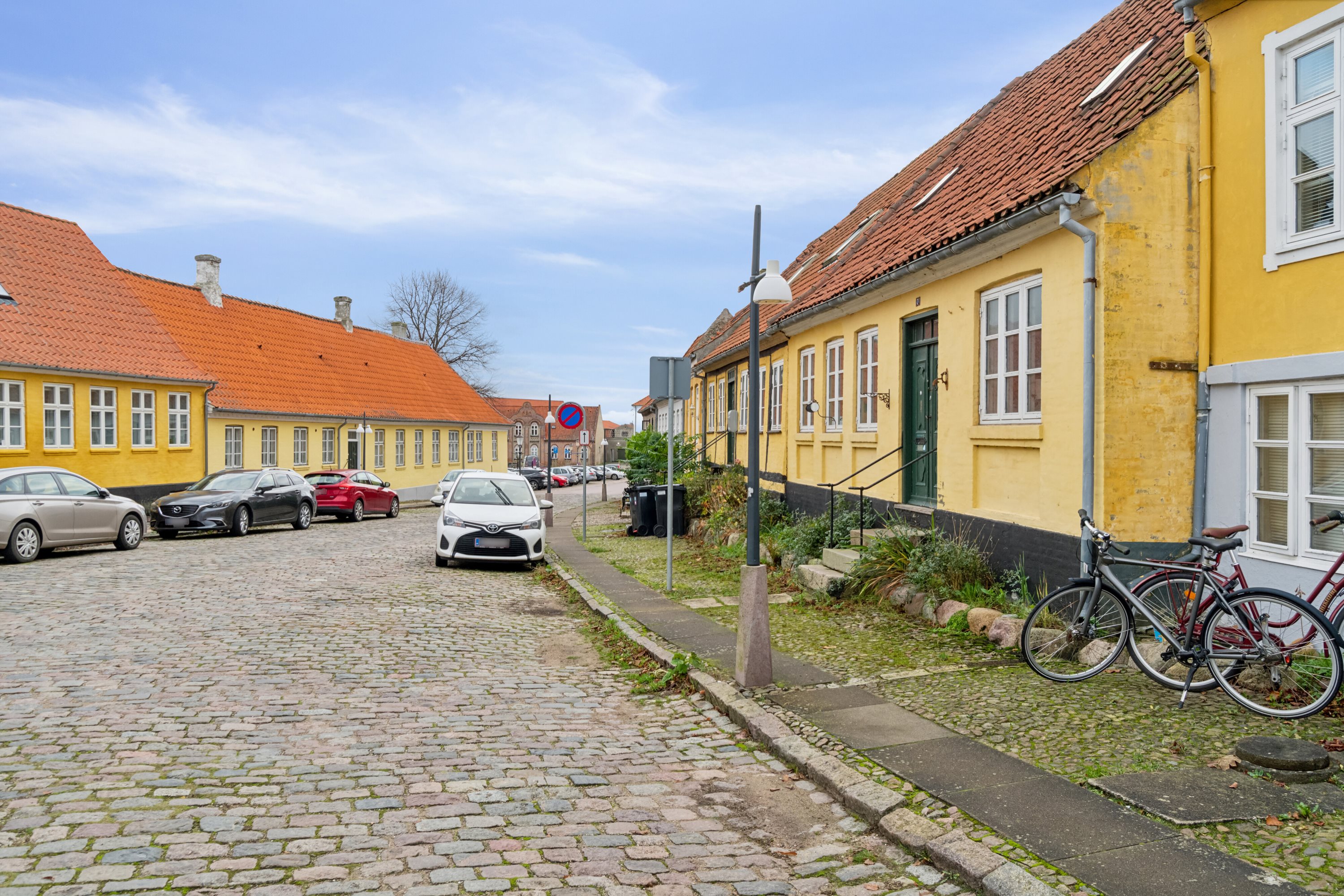 Fremhævet set fra vejen billede i fuldskærmstilstand. Billede af Adelgade 7, 4400 Kalundborg