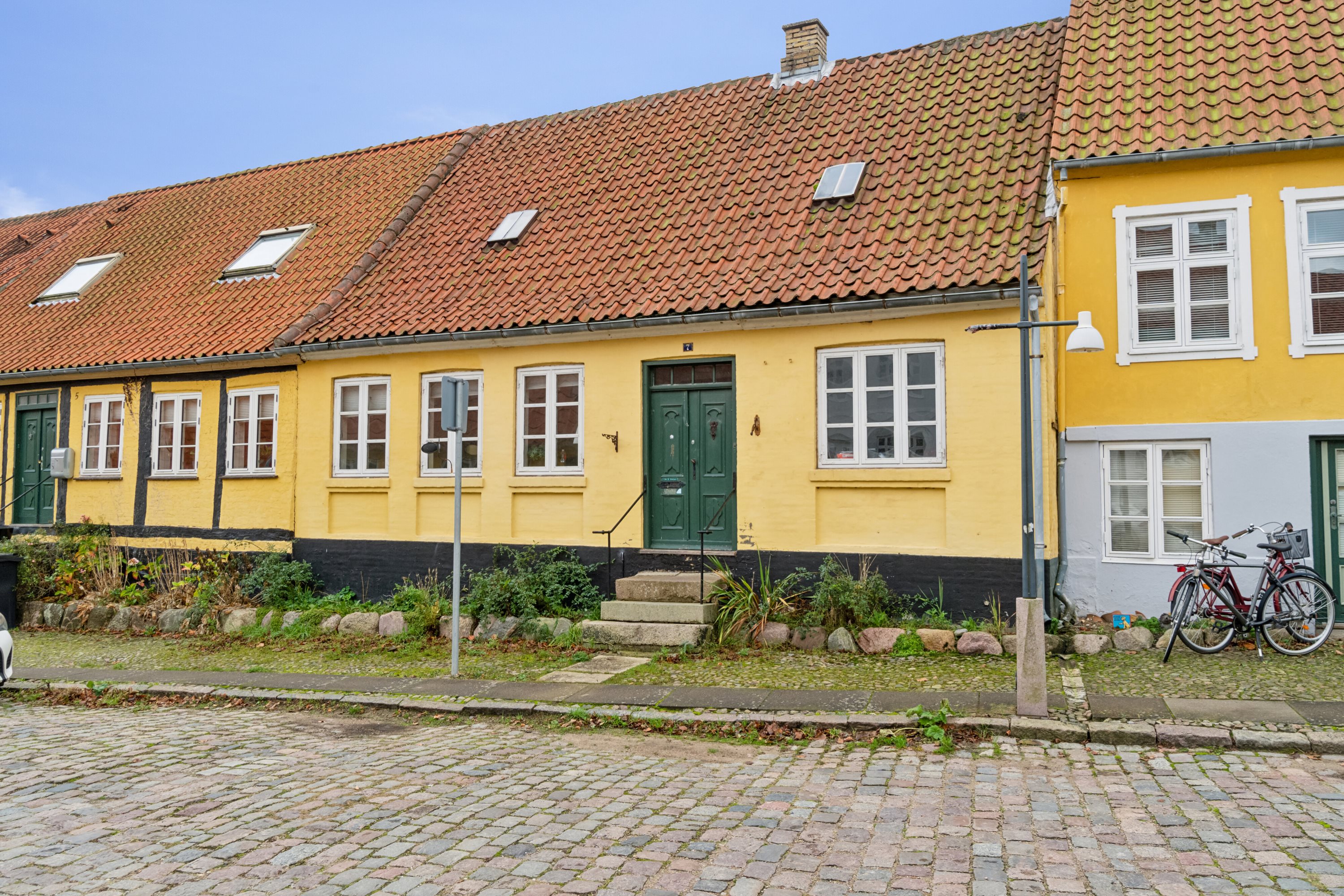 Miniaturebillede 1: set fra vejen. Billede af Adelgade 7, 4400 Kalundborg