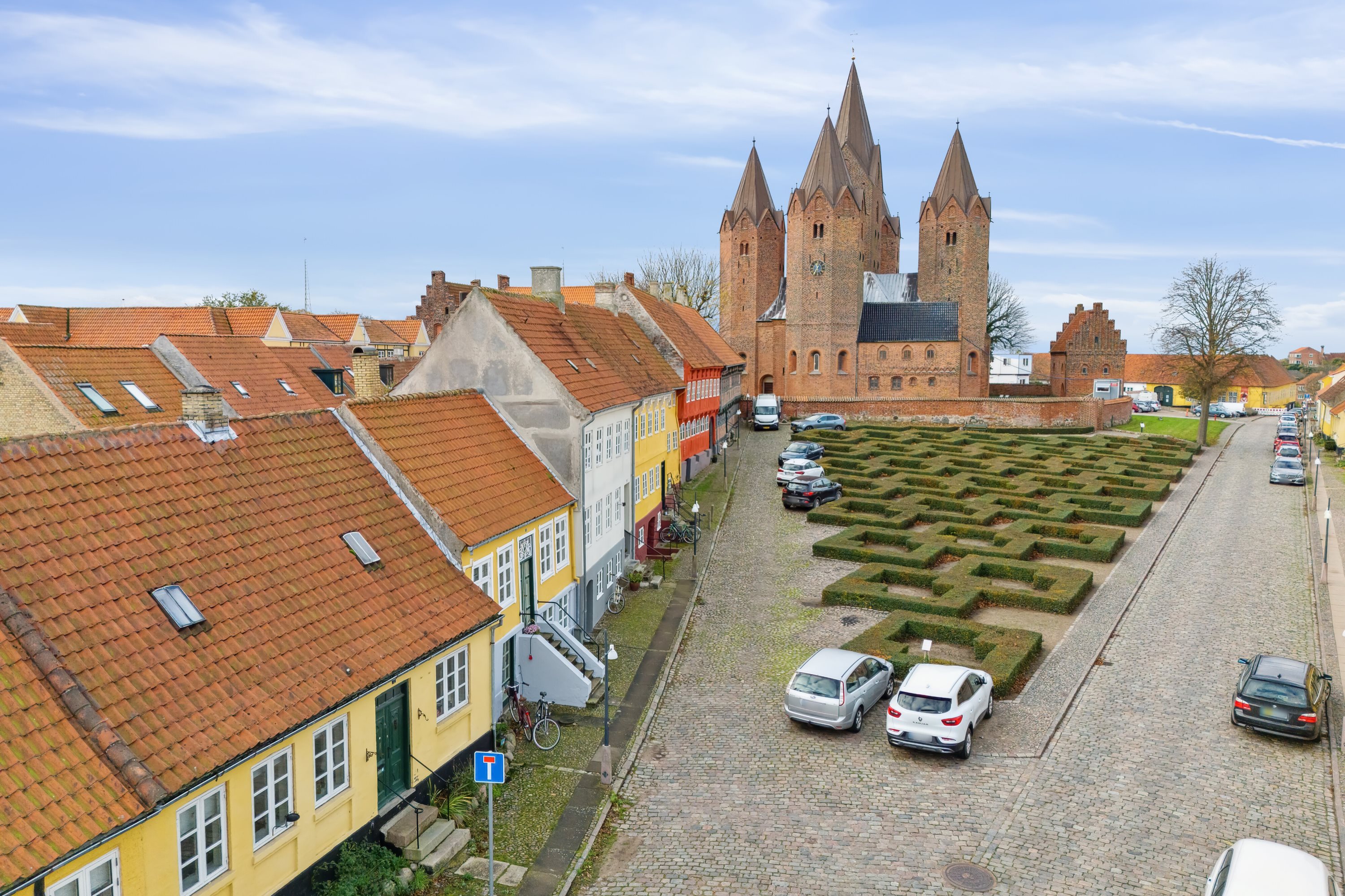 Fremhævet set fra vejen billede i fuldskærmstilstand. Billede af Adelgade 7, 4400 Kalundborg