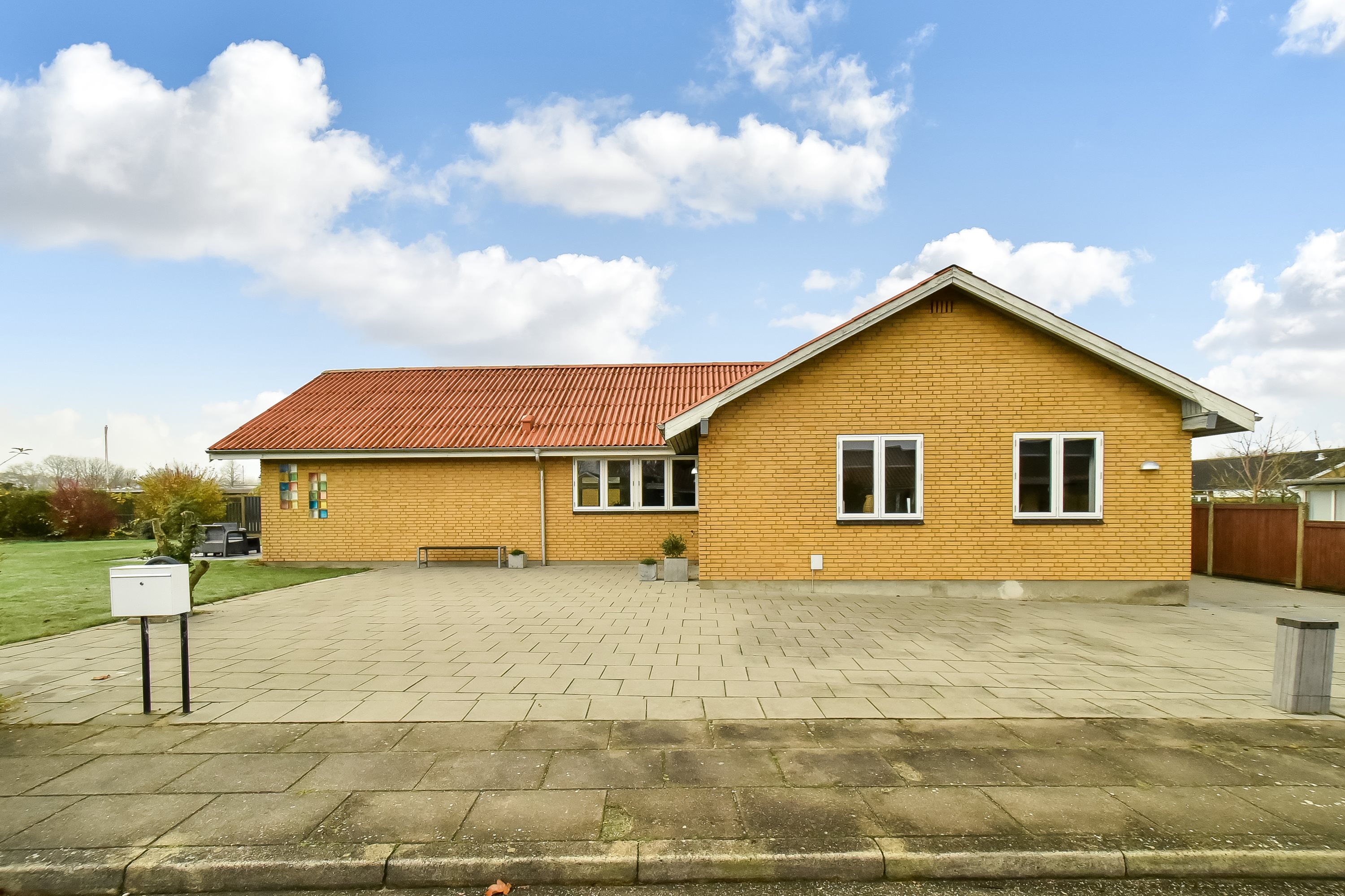 Fremhævet ejendommen billede i fuldskærmstilstand. Billede af Vesterled 1, Lind, 7400 Herning