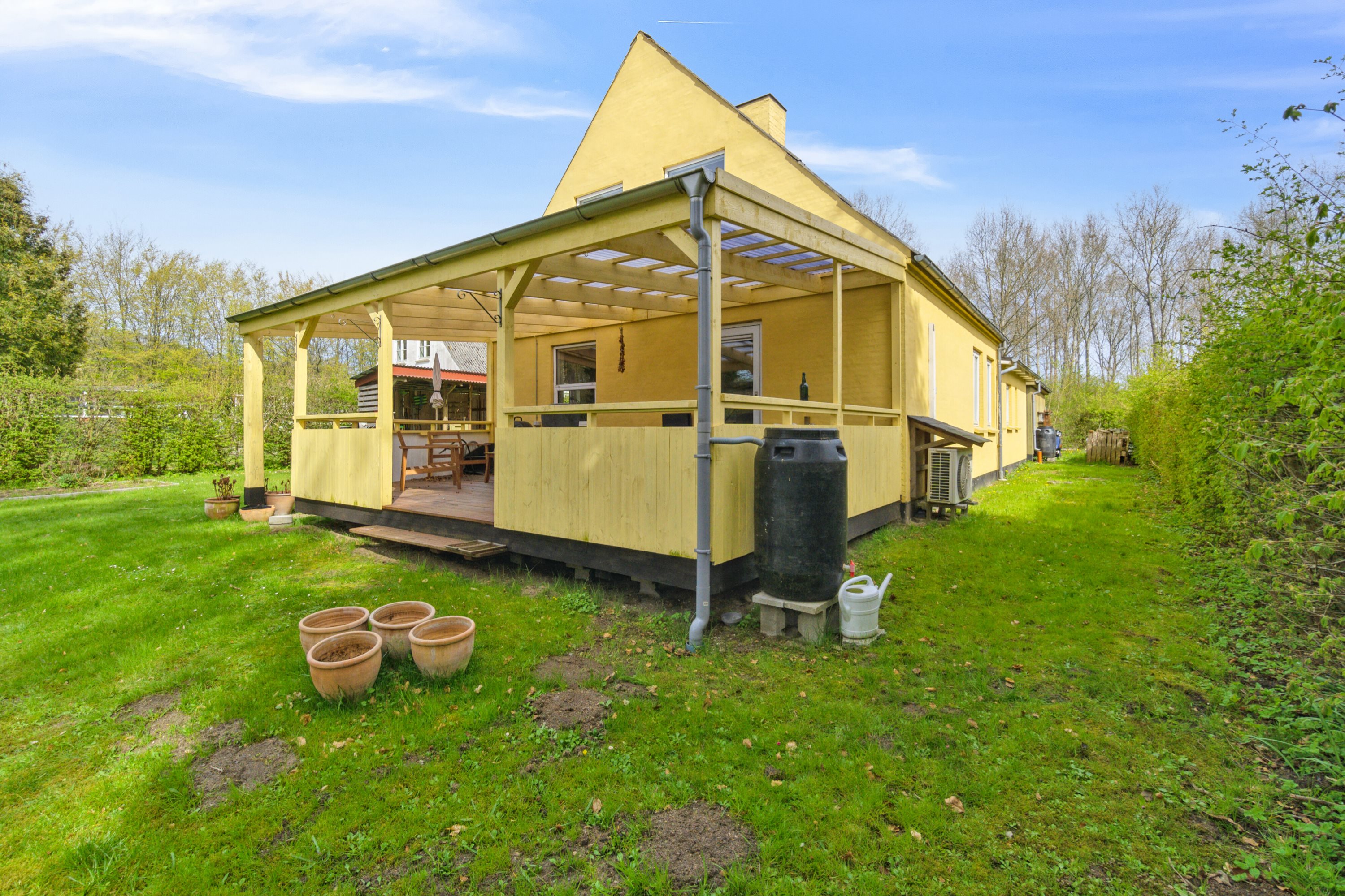 Fremhævet set fra haven billede i fuldskærmstilstand. Billede af Århusvej 104, Sander, 8300 Odder