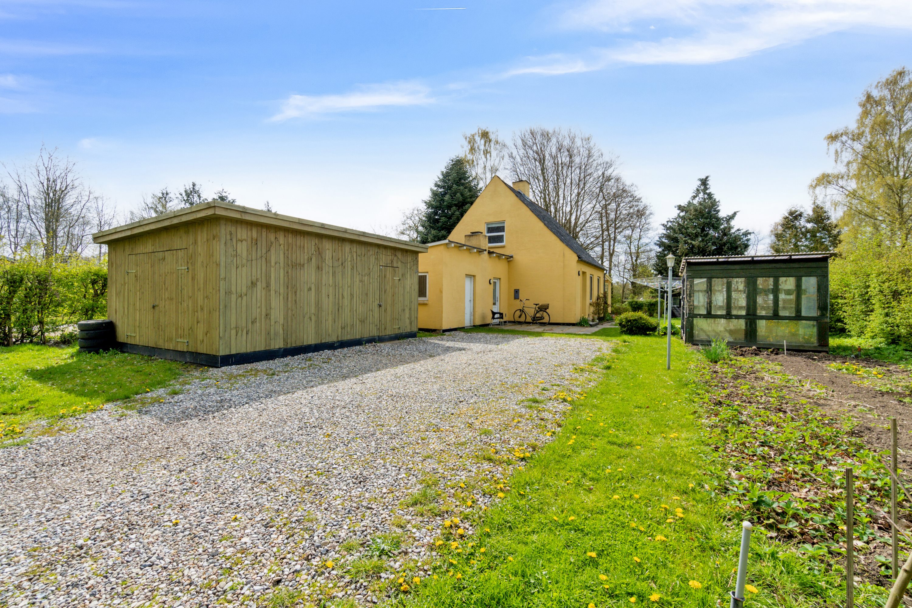 Fremhævet set fra vejen billede i fuldskærmstilstand. Billede af Århusvej 104, Sander, 8300 Odder