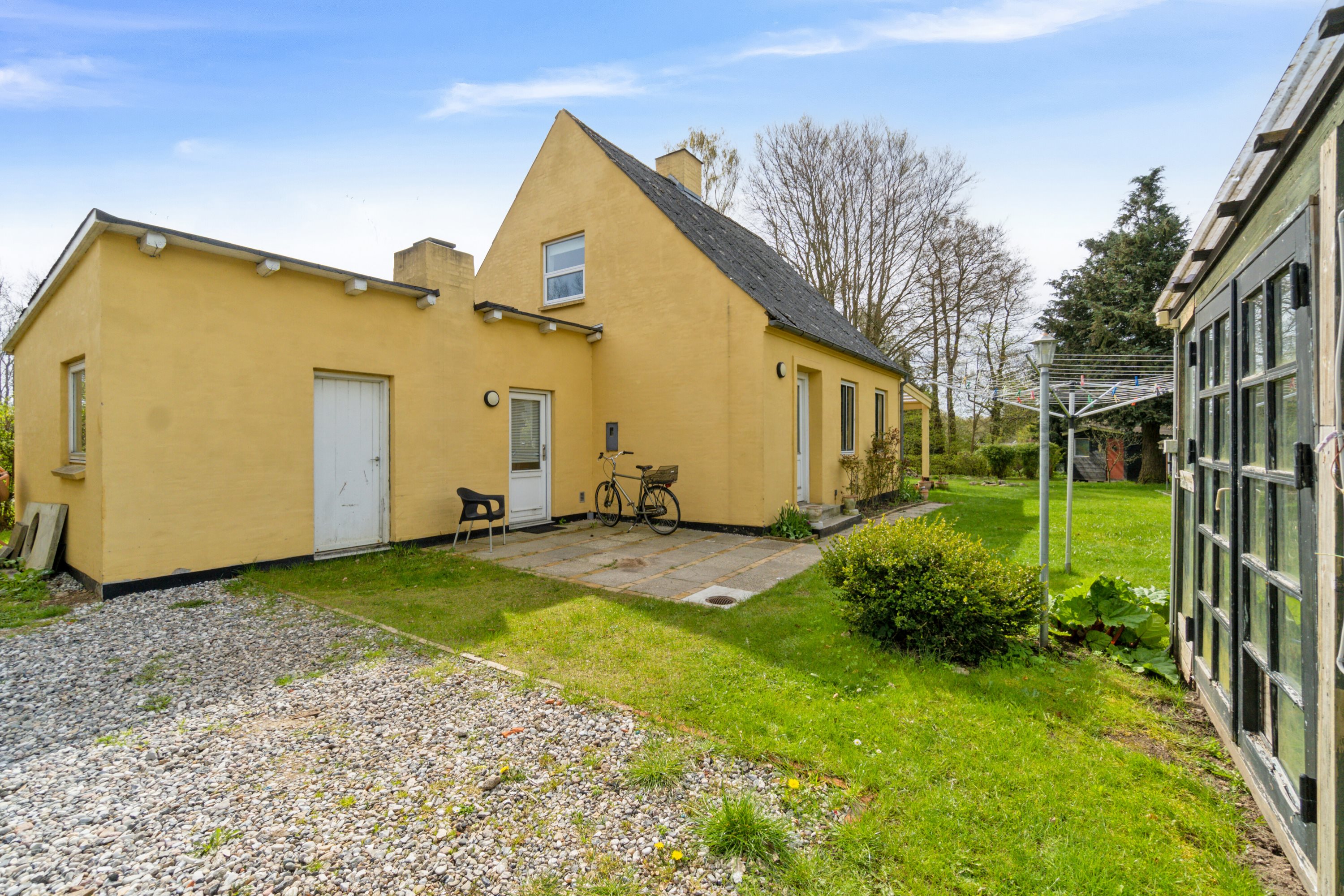 Fremhævet set fra haven billede i fuldskærmstilstand. Billede af Århusvej 104, Sander, 8300 Odder