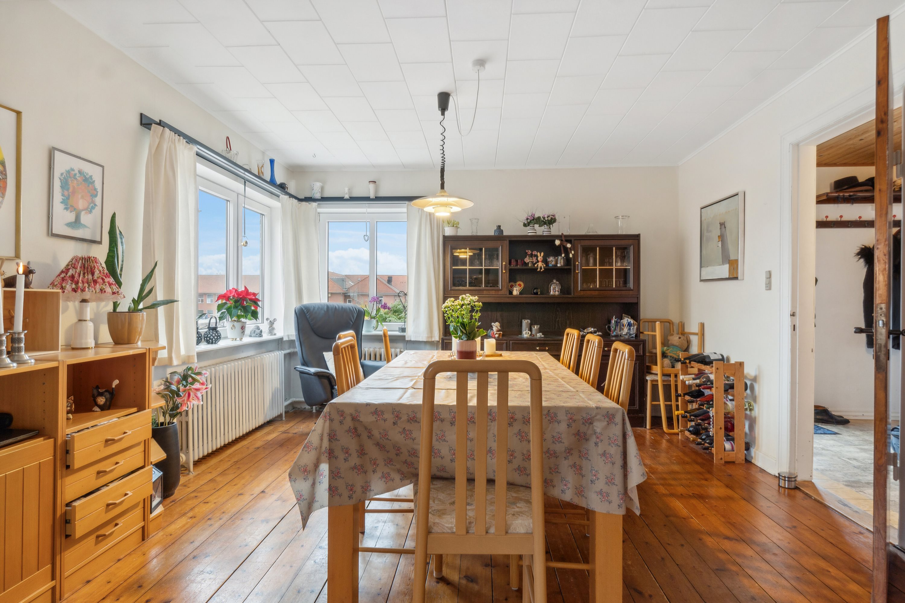 Fremhævet stue/spiseplads billede i fuldskærmstilstand. Billede af Stadionvej 12, 6510 Gram