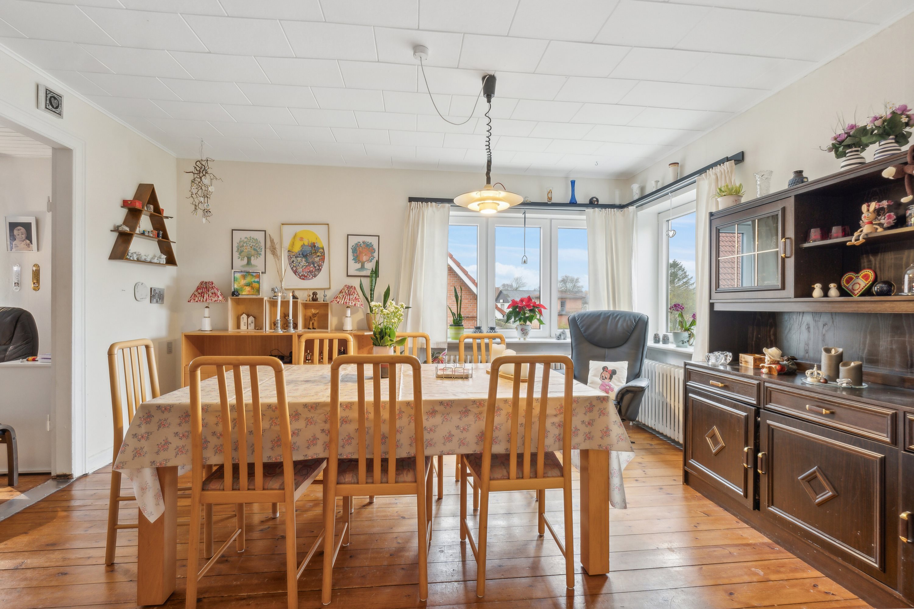 Fremhævet stue/spiseplads billede i fuldskærmstilstand. Billede af Stadionvej 12, 6510 Gram