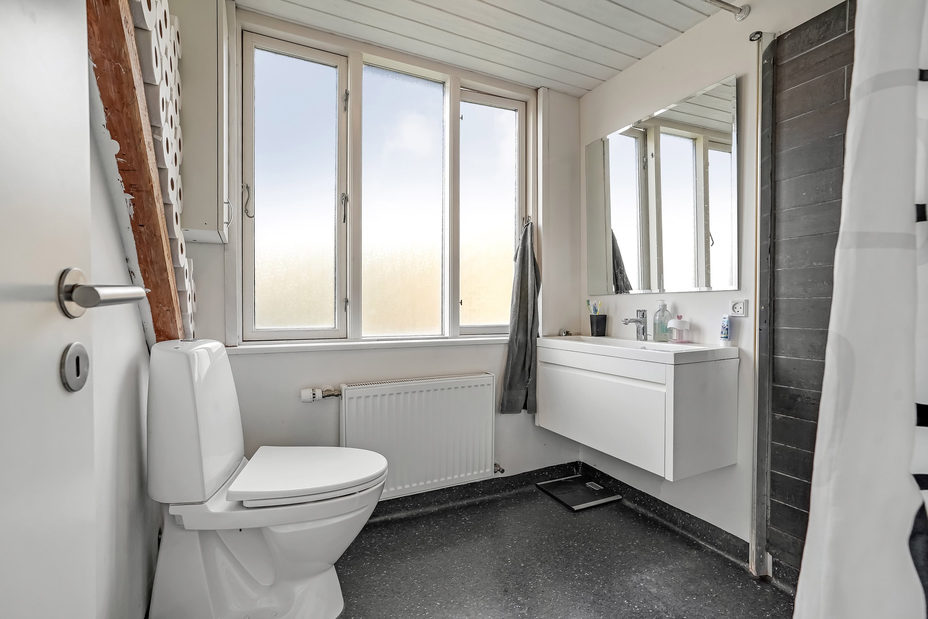 Fremhævet toilet billede i fuldskærmstilstand. Billede af Villavej 3, Grædstrup, 8740 Brædstrup