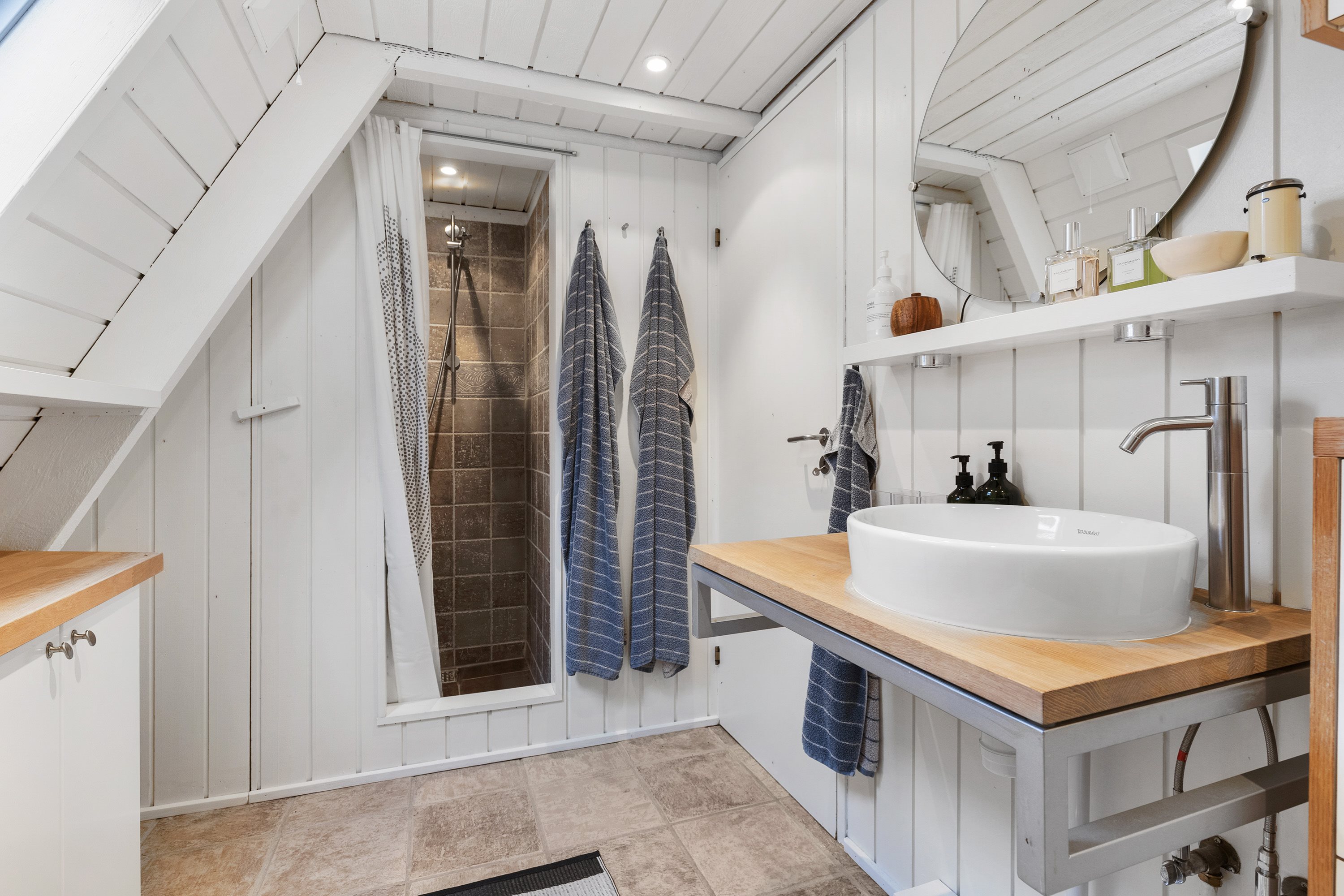 Fremhævet badeværelse billede i fuldskærmstilstand. Billede af Golfsvinget 140, Gatten, 9640 Farsø