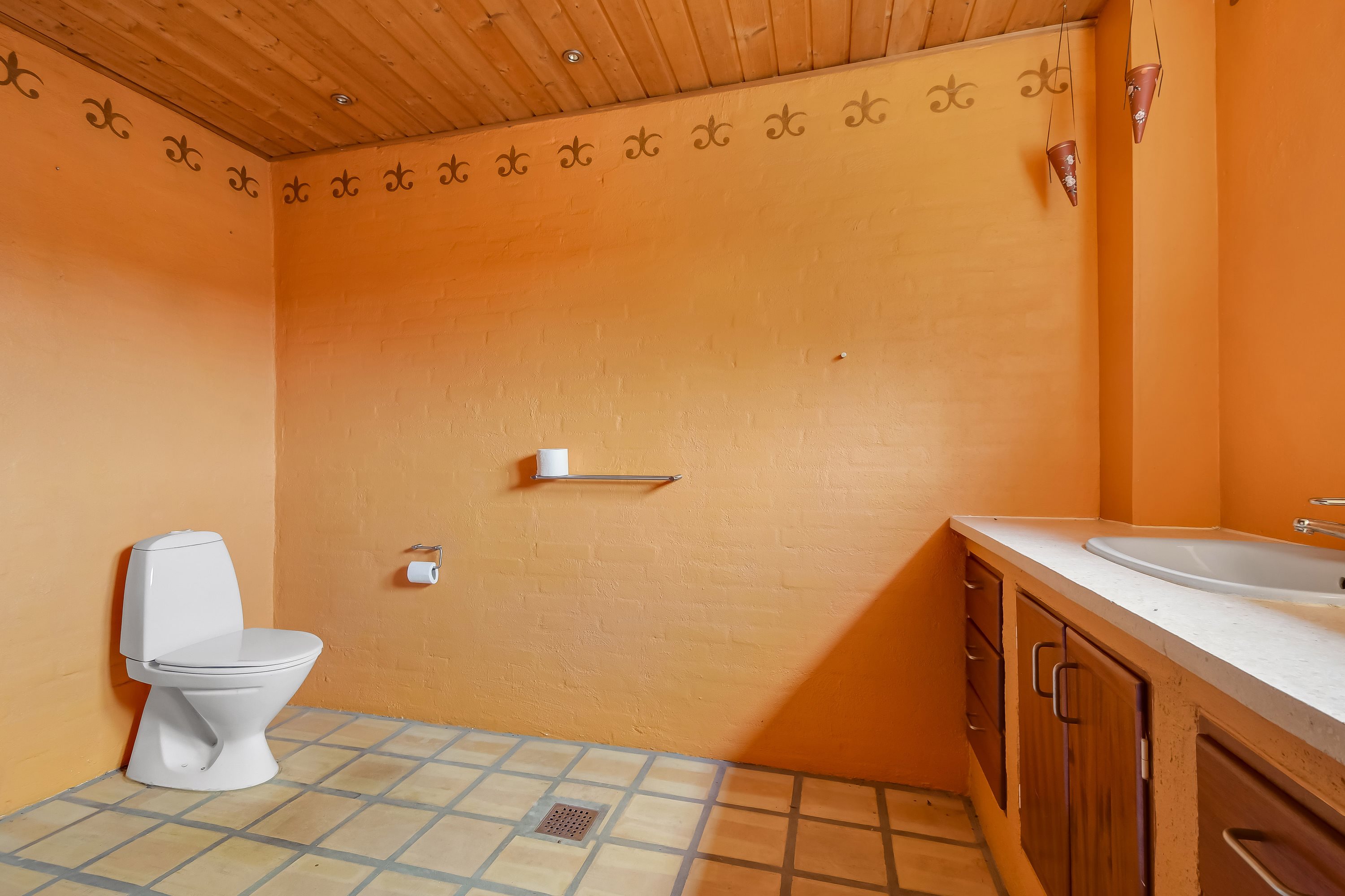 Fremhævet toilet billede i fuldskærmstilstand. Billede af Kirkebyvej 36, Sdr. Nissum, 6990 Ulfborg