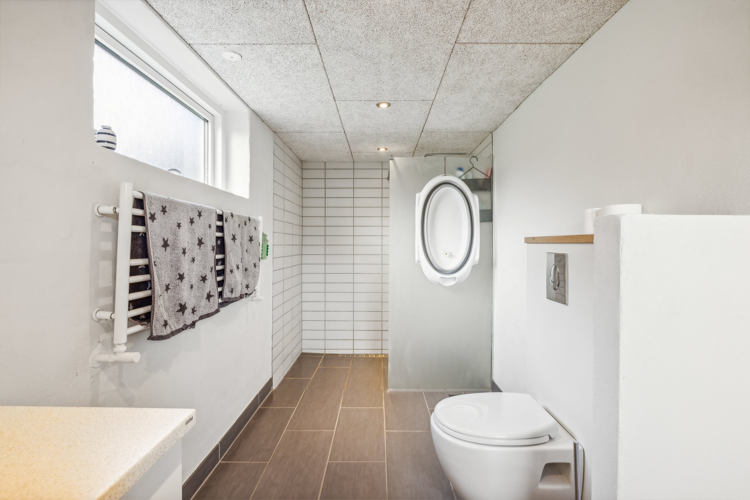 Fremhævet badeværelse billede i fuldskærmstilstand. Billede af Åbakken 7, Ravnstrup, 8800 Viborg