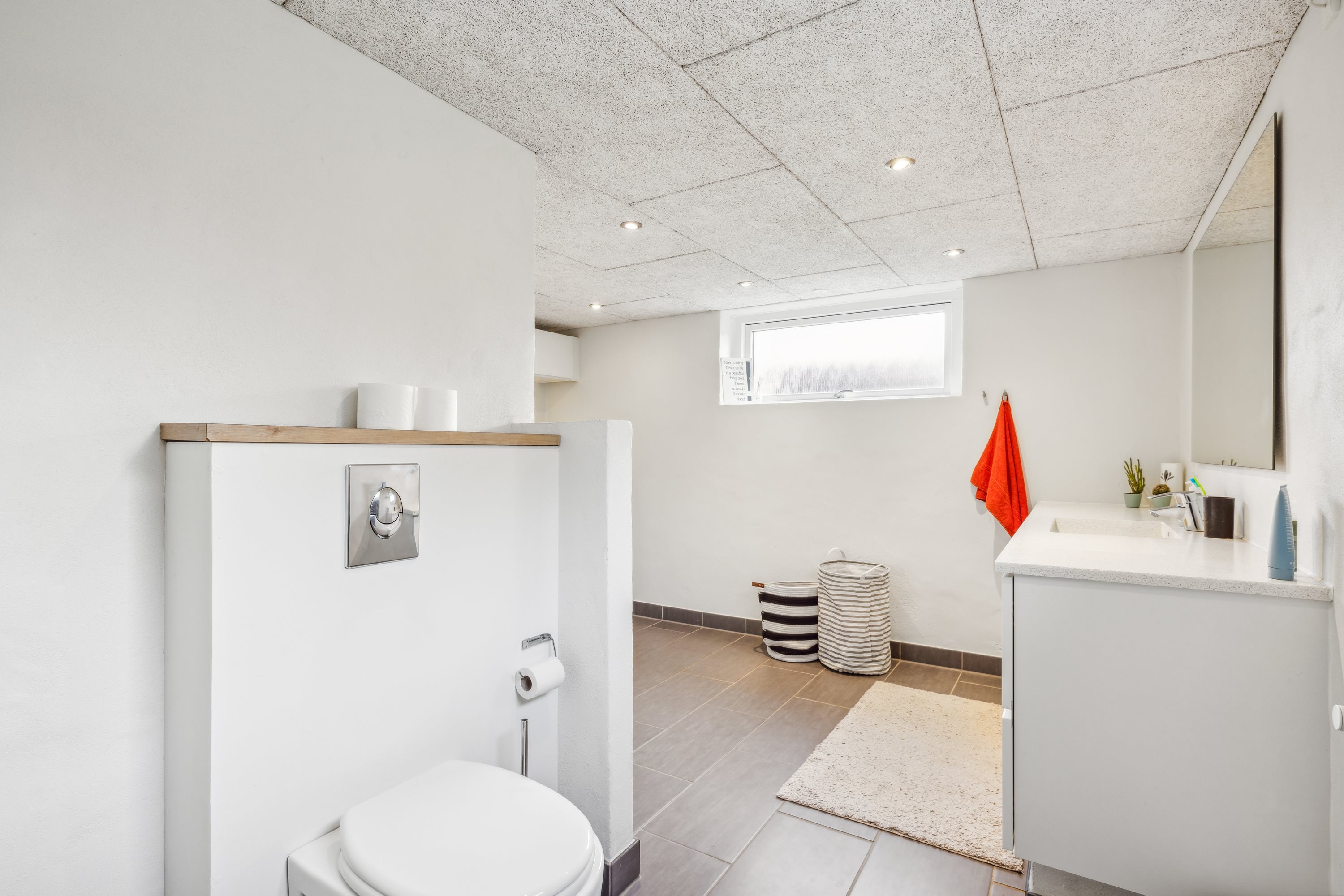 Fremhævet badeværelse billede i fuldskærmstilstand. Billede af Åbakken 7, Ravnstrup, 8800 Viborg