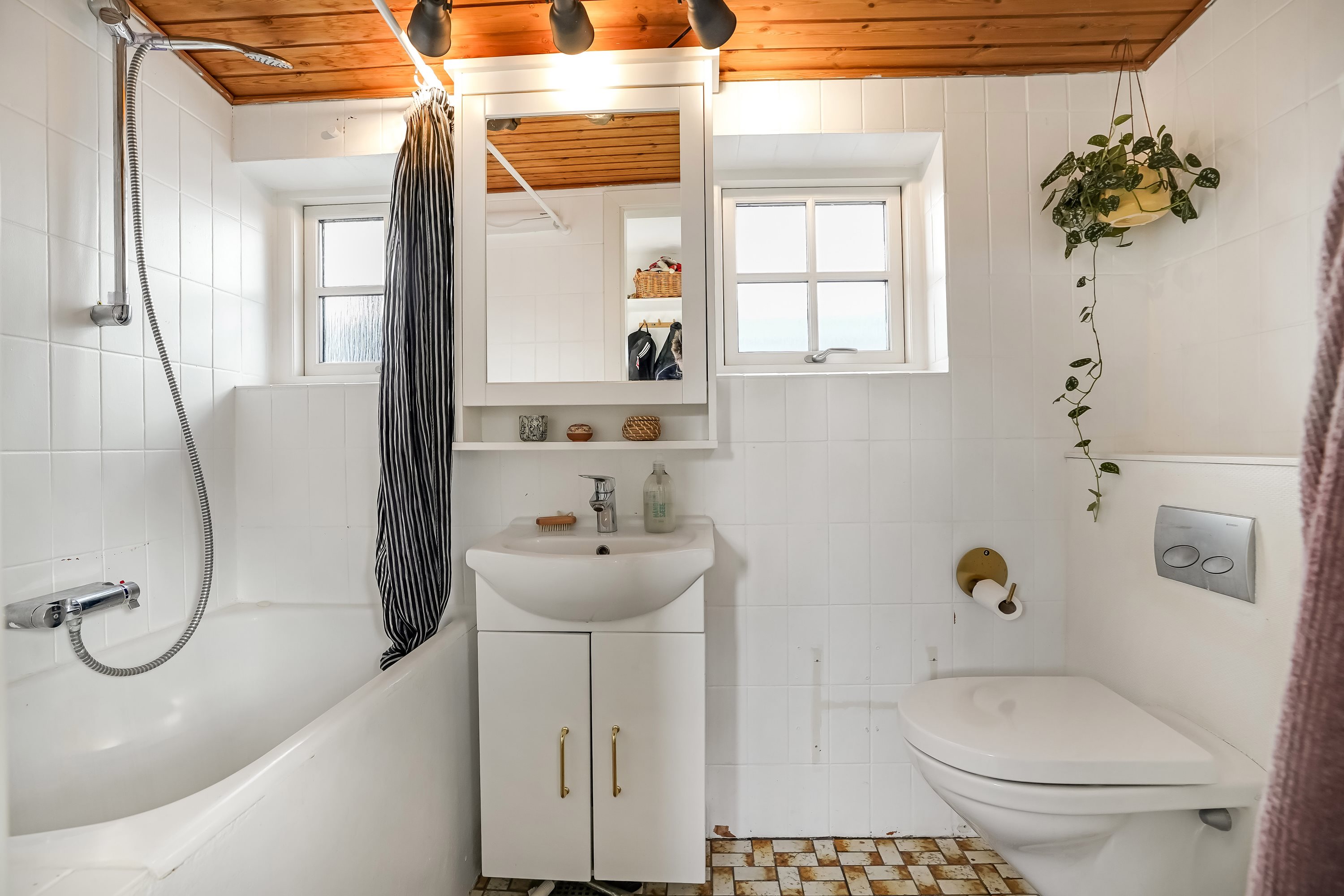 Fremhævet badeværelse billede i fuldskærmstilstand. Billede af Ådalvej 33, Ådal, 7300 Jelling