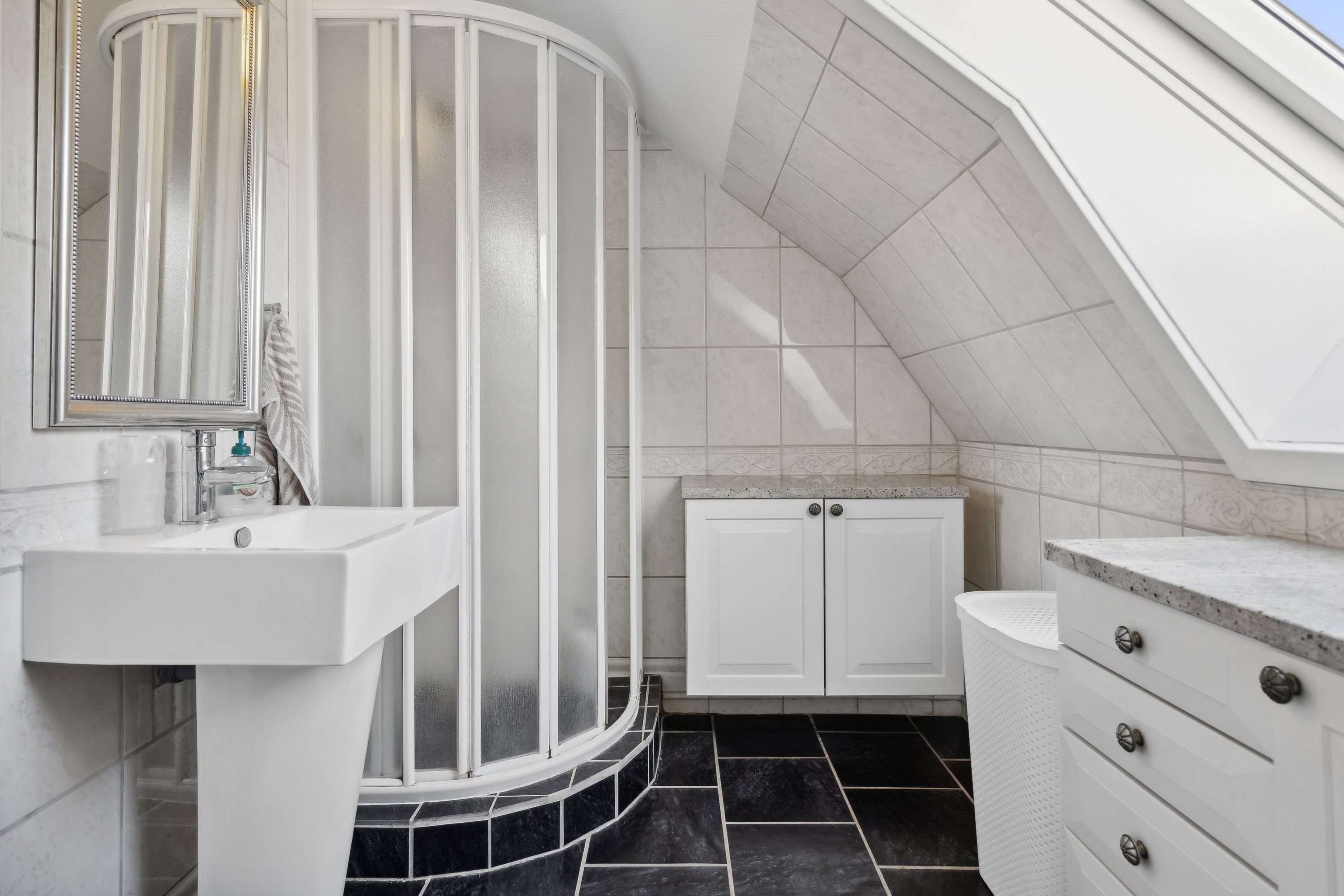 Fremhævet badeværelse billede i fuldskærmstilstand. Billede af Søndergade 13, 4690 Haslev